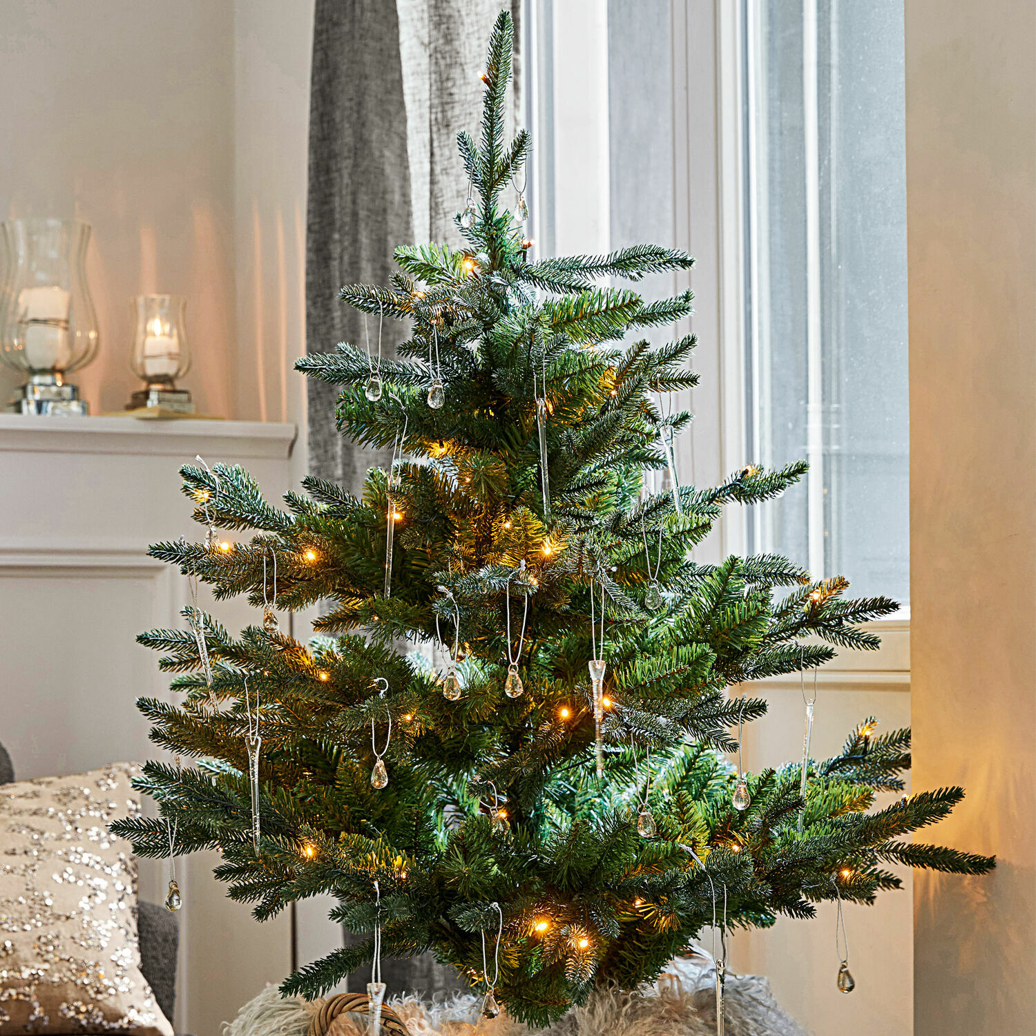 LED-Baum Mantilly Künstlicher grüner Weihnachtsbaum mit LED-Lichterkette und filigranen Anhängern für festliche Dekoration