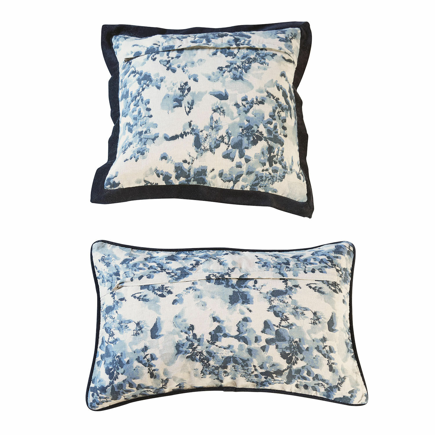 Kissenhülle 2er Set Miretique Set aus zwei dekorativen Baumwollkissen mit blau-weiss gemustertem Blumenmuster und dunklem Rand