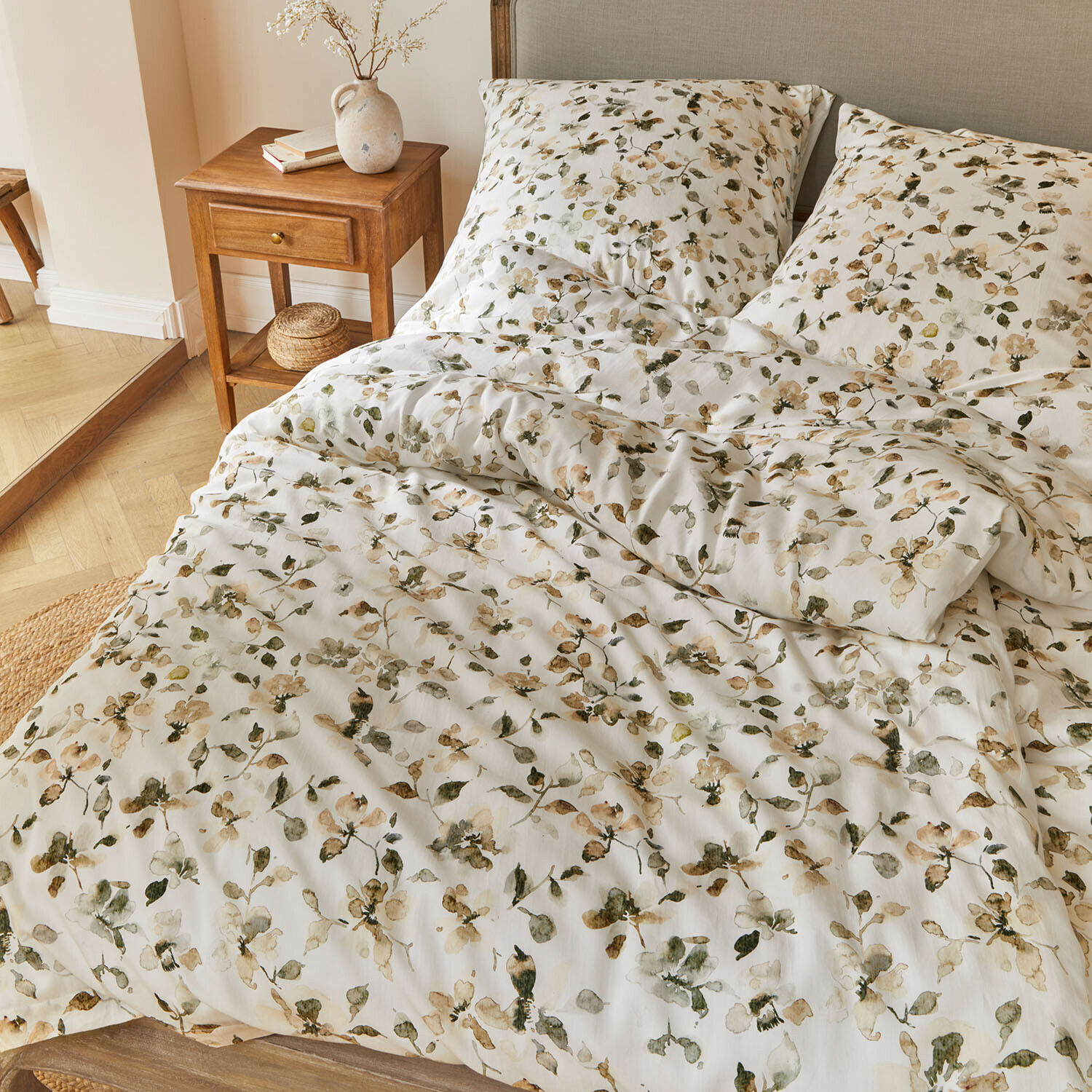 Bettwäsche Lavendrie Baumwoll-Bettwäsche mit floralem Muster in Grün- und Beigetönen auf weissem Hintergrund im Schlafzimmer