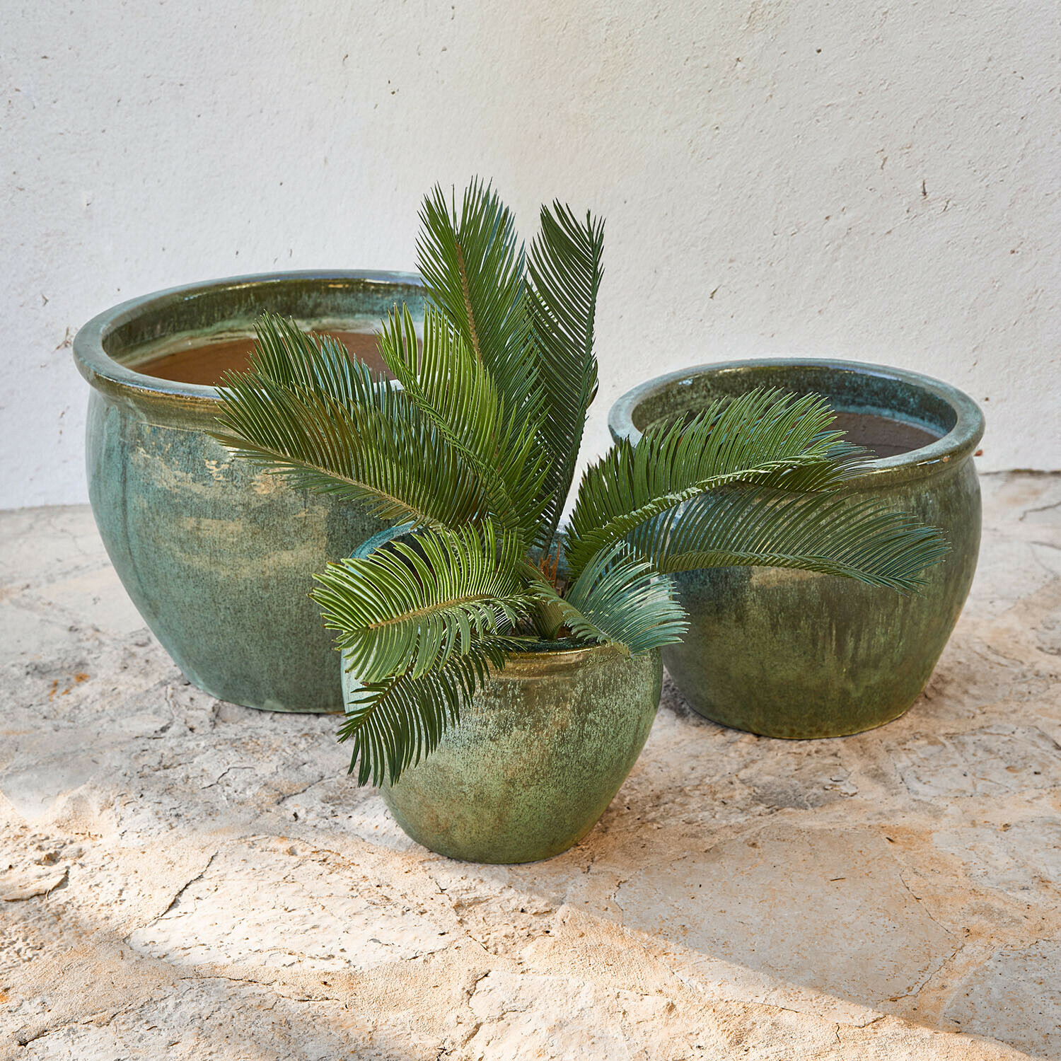 Übertopf 3er Set Mareenah Drei grüne Keramik-Blumentöpfe in verschiedenen Grössen mit dekorativer Pflanze