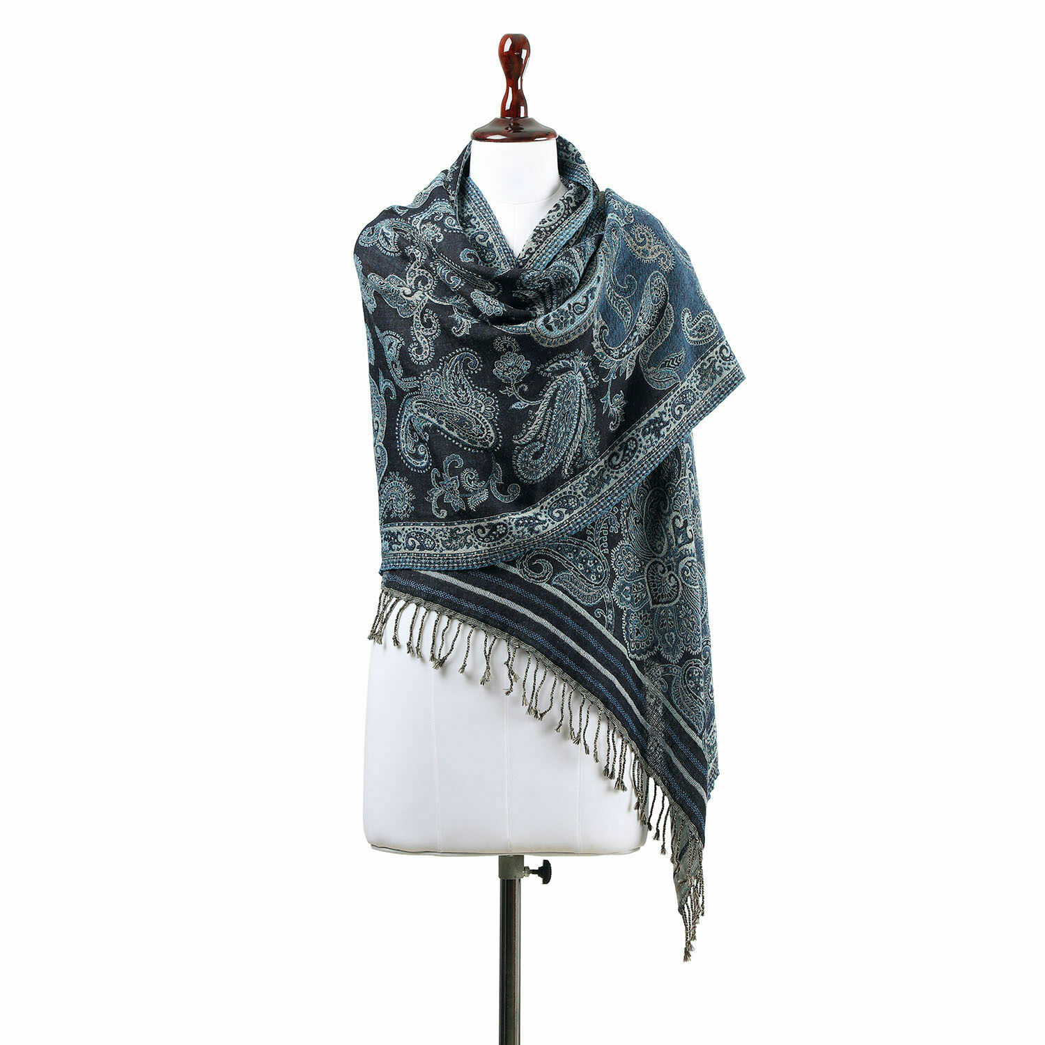 Schal Eloas Dunkelblauer Schal mit Paisley-Muster und Fransen, weiches Material, modisches Accessoire für kühle Tage.