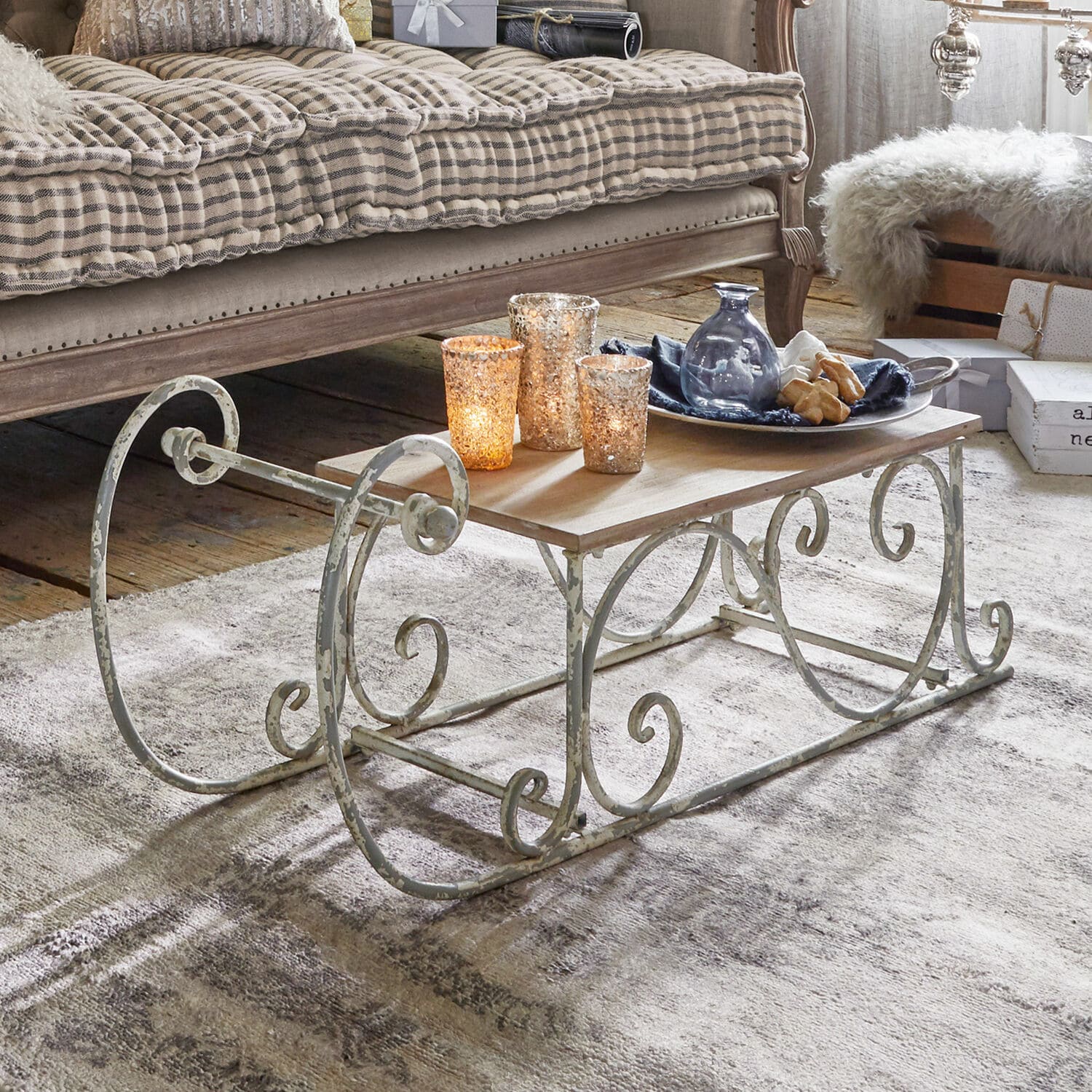 Dekoschlitten Gifur Vintage-Couchtisch mit antik wirkendem Metallgestell und Holzplatte für ein gemütliches Wohnzimmer