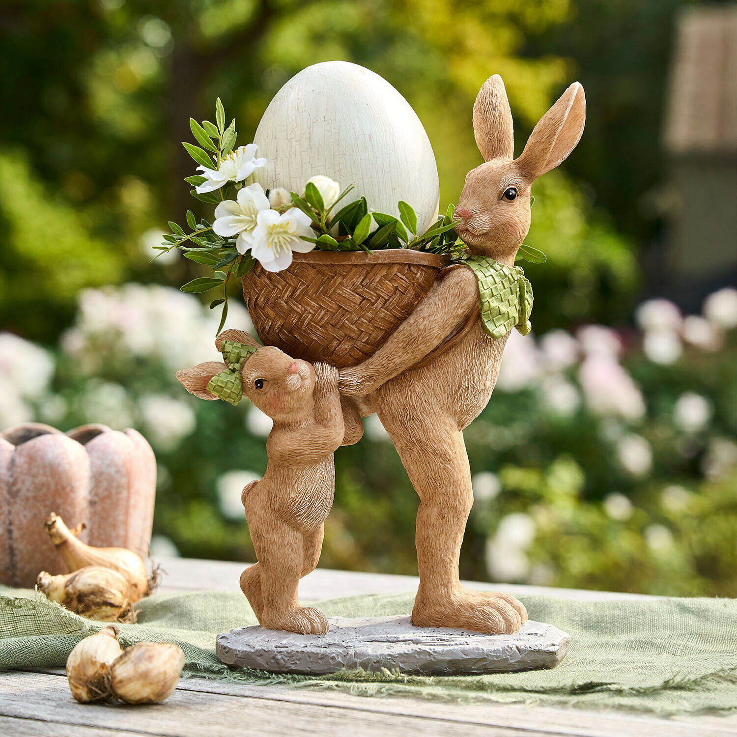 Hasen Bramblet Osterhase Figur mit Korb und weissem Ei, dekorative Frühlingsdeko für Gartentisch
