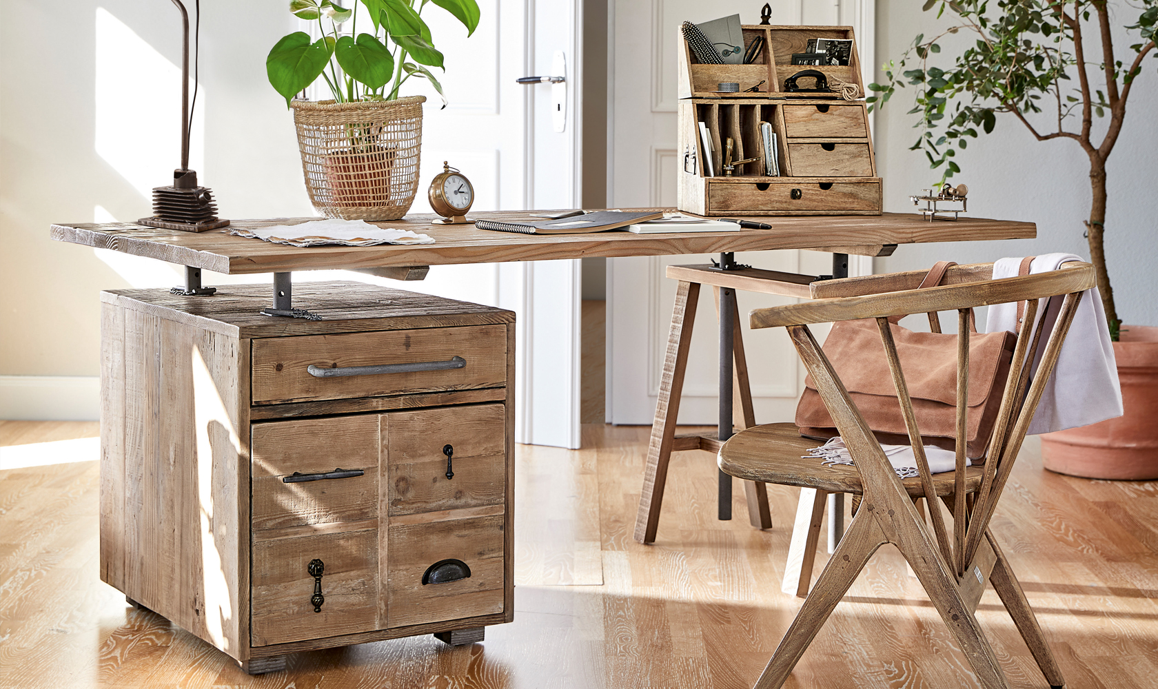 Vintage Holztisch mit Schubladen und Stuhl in Naturfarbe, rustikaler Wohnstil für Zuhause