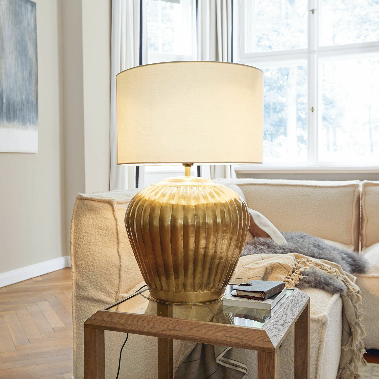 Tischlampe Fauville Goldene Metall-Tischlampe mit beigem Lampenschirm auf Glastisch im hellen Wohnzimmer