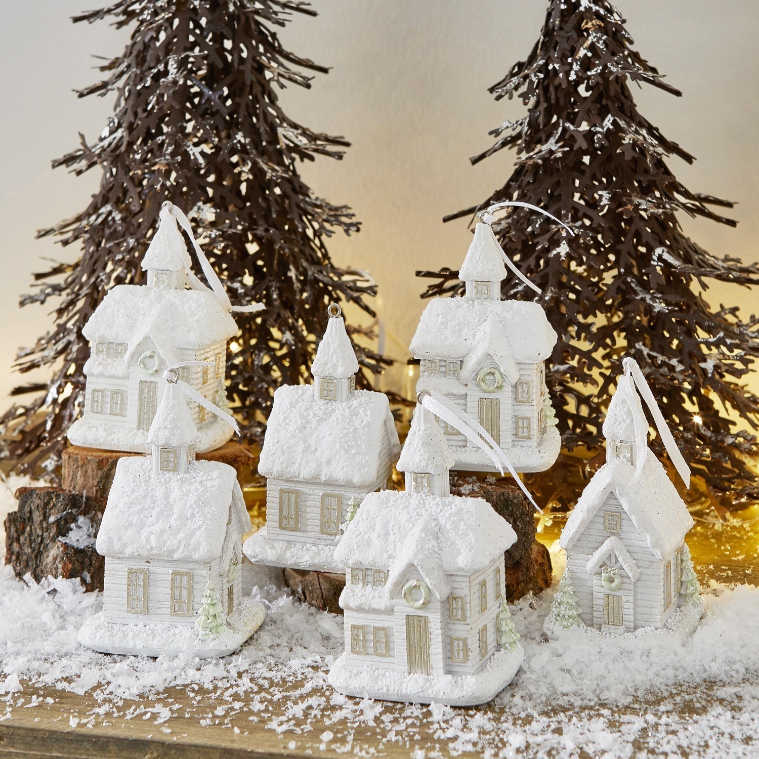Weihnachtsschmuck 6er Set Legé Weisse Schneehäuser-Dekoration auf Holztisch mit Metalltannen und festlicher Beleuchtung