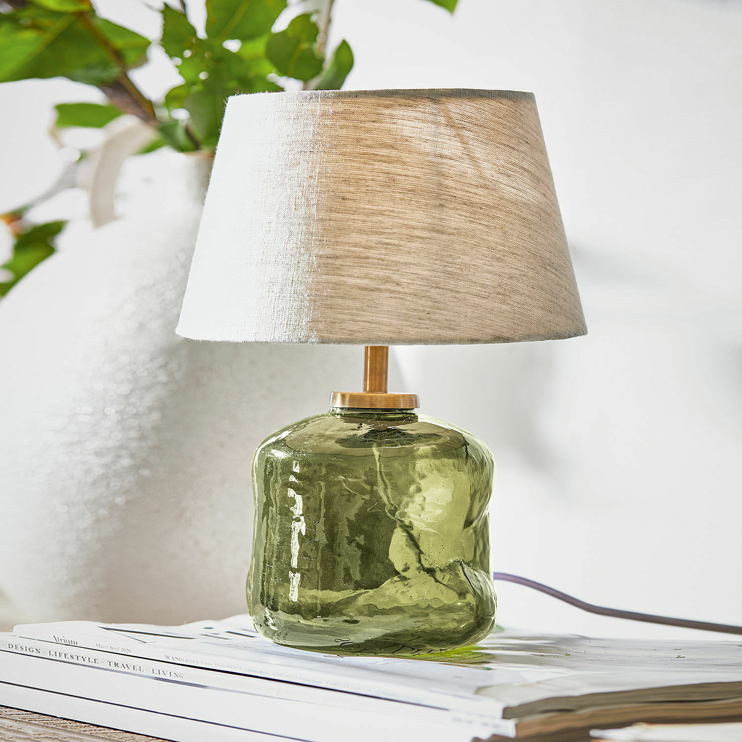 Tischlampe Rufino Tischlampe aus grünem Glas mit beigem Stoffschirm, stilvolle Beleuchtung für den Wohnraum