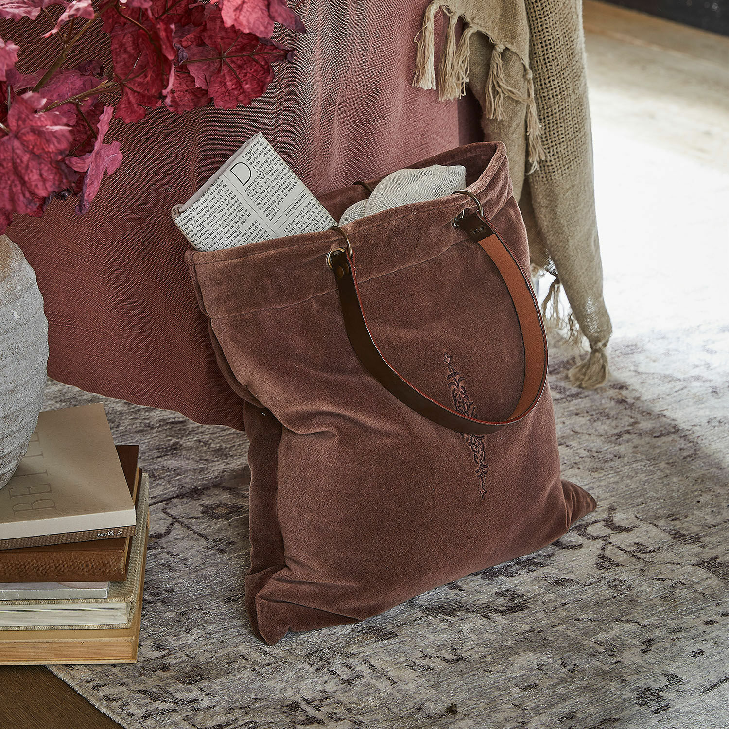 Tasche Clarimonda Braune Tasche aus weichem Material mit dekorativer Stickerei und Ledergriffen für den Alltag.