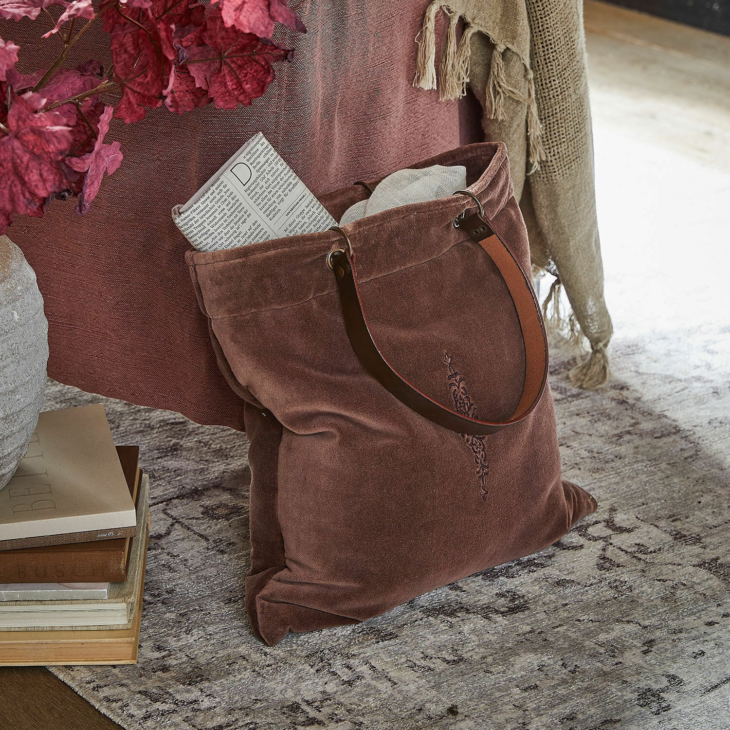 Tasche Clarimonda Braune Tasche aus weichem Material mit dekorativer Stickerei und Ledergriffen für den Alltag.