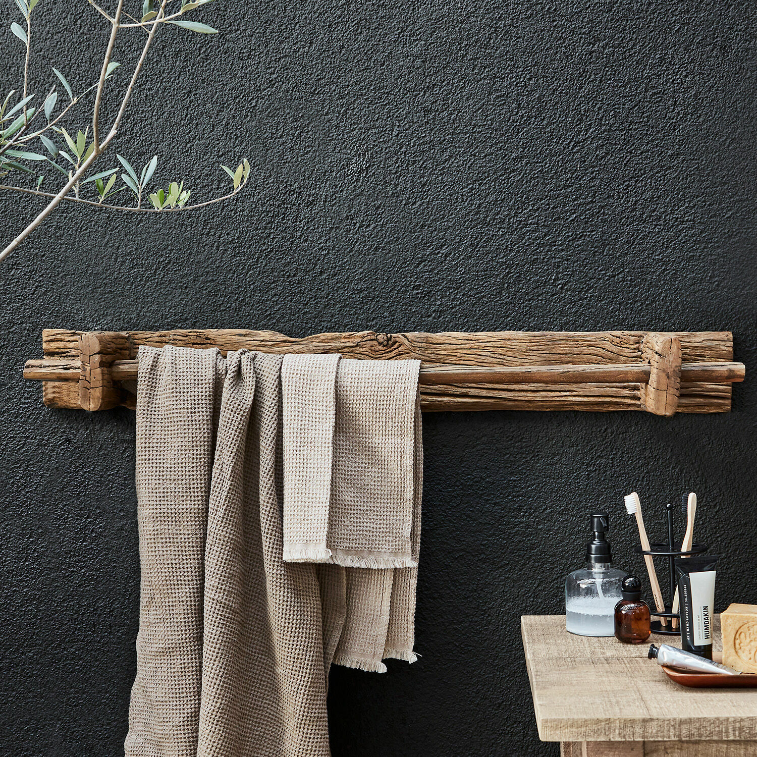 Handtuchhalter Einid Rustikaler Handtuchhalter aus Naturholz an schwarzer Wand im Badezimmer mit Zubehör