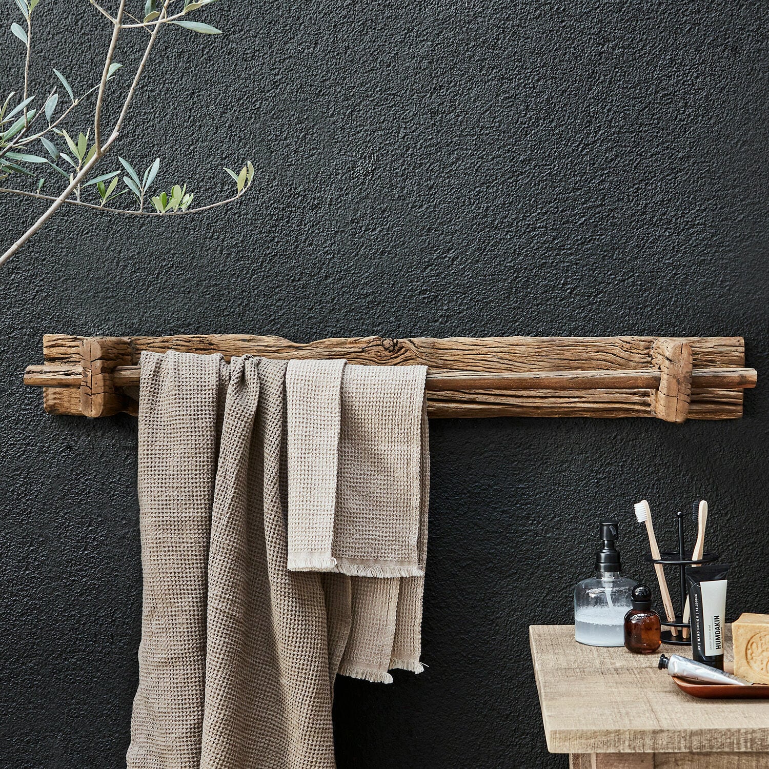 Handtuchhalter Einid Rustikaler Handtuchhalter aus Naturholz an schwarzer Wand im Badezimmer mit Zubehör