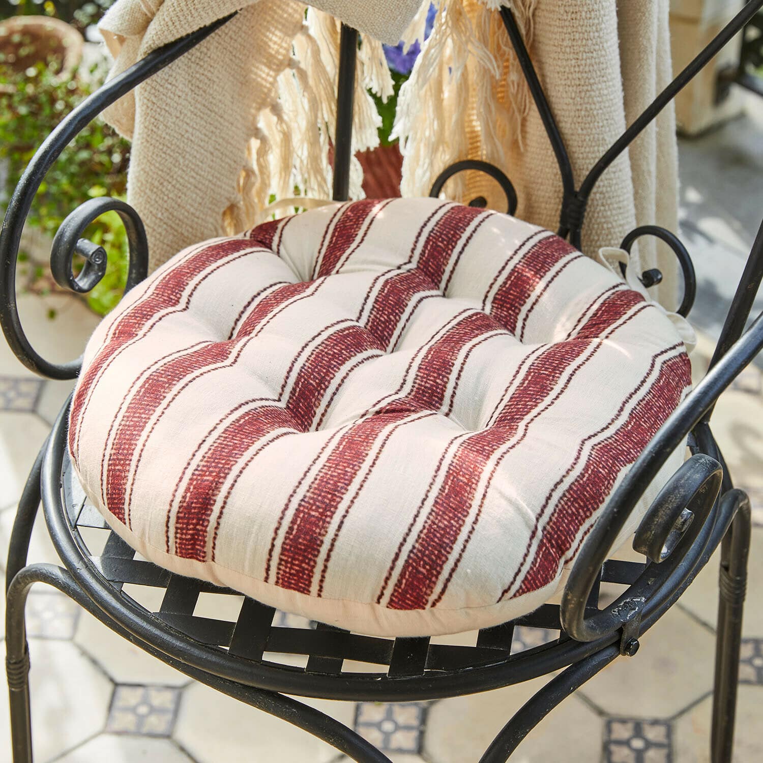 Sitzkissen 2er Set Bourrignon Rundes Baumwollkissen in Creme mit roten Streifen, bequem für Stühle drinnen und draussen