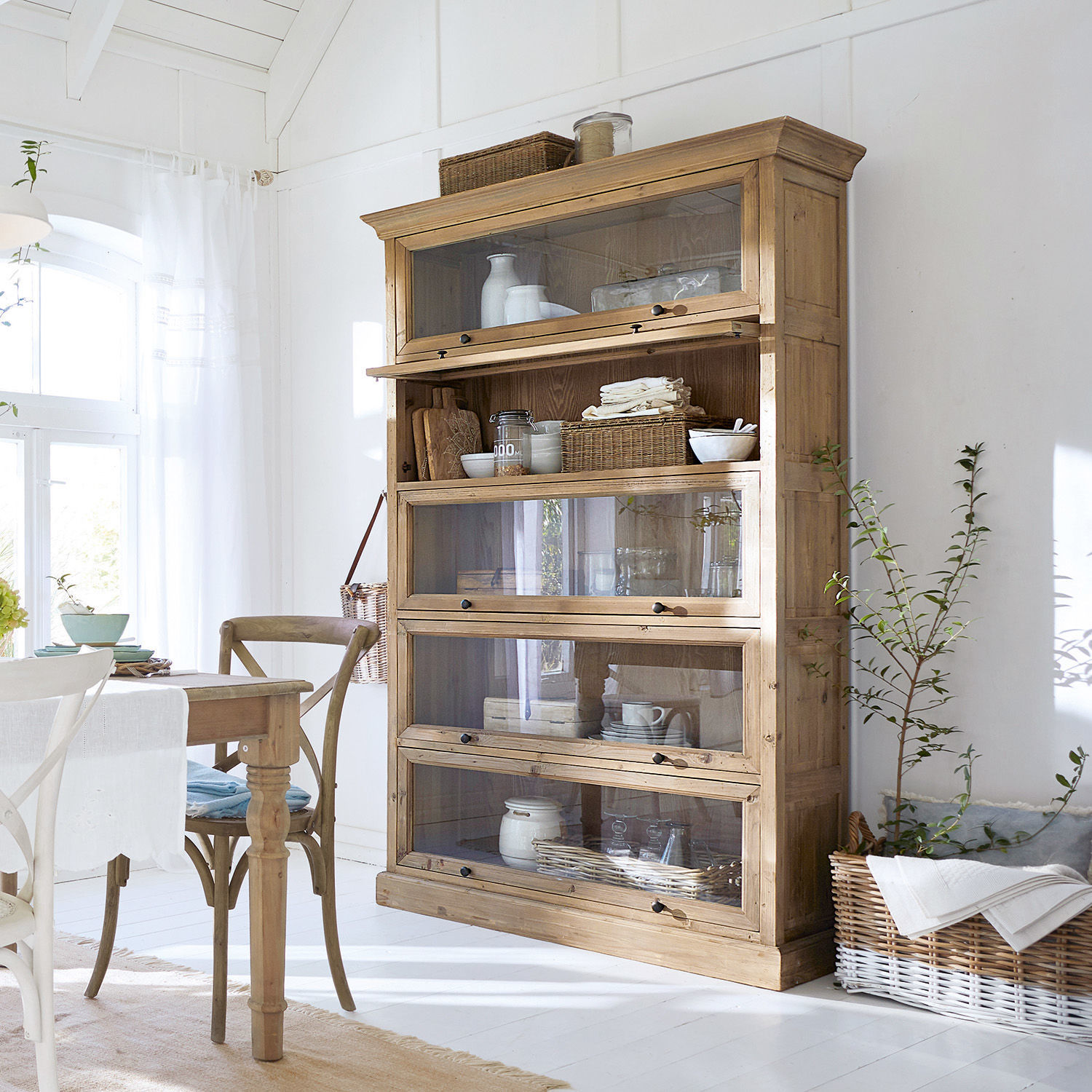 Schrank Stourbridge Holzvitrine mit Glastüren in Naturfarbe für stilvolle Aufbewahrung im Esszimmer