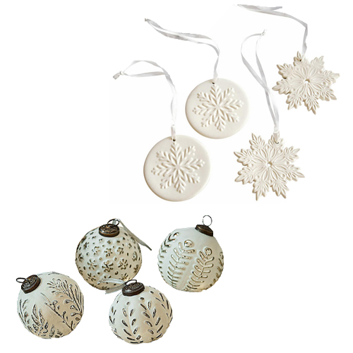 Set aus weissen Weihnachtsanhängern mit Schneeflocken- und Blattmotiven, festlicher Christbaumschmuck