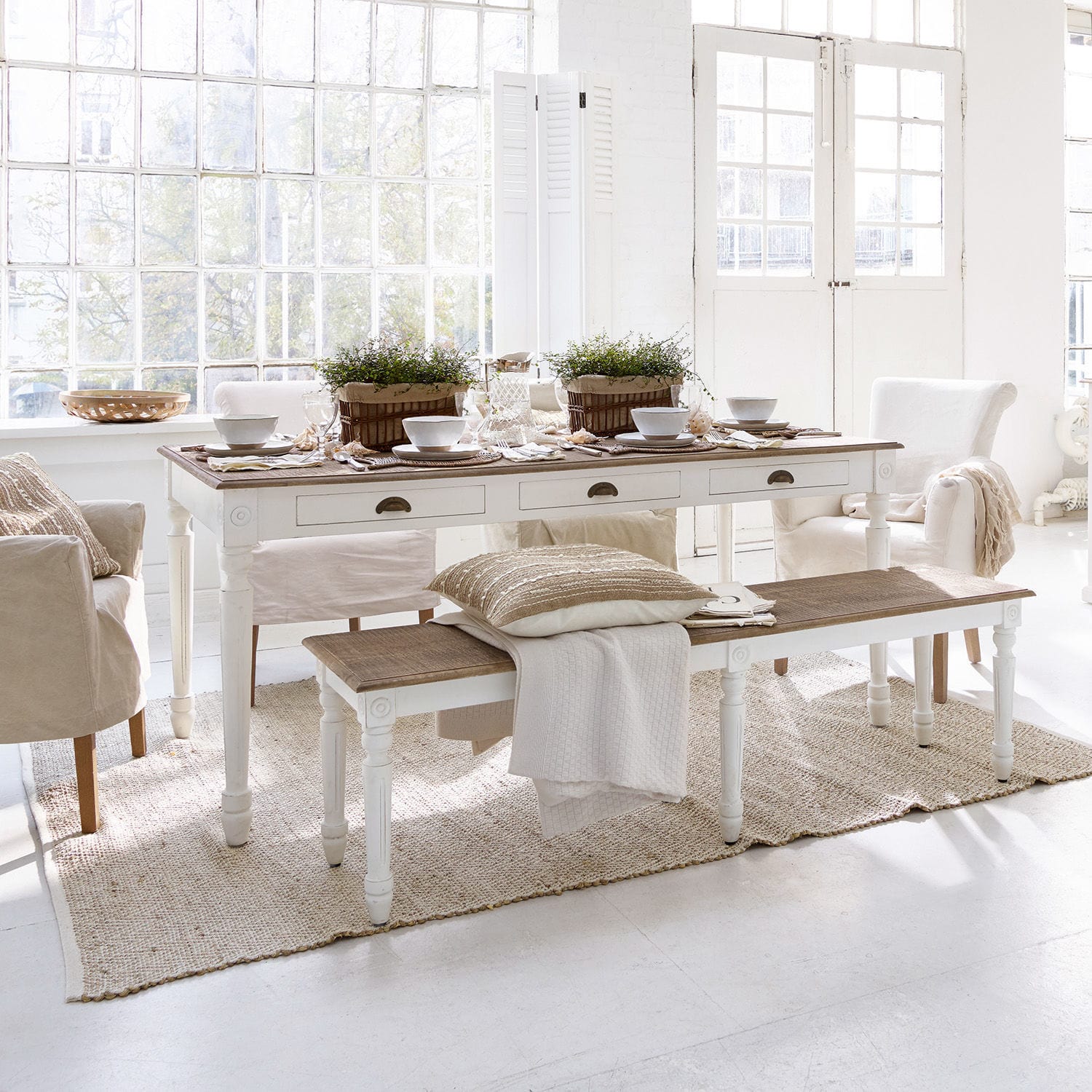 Tisch Helsinquia Esszimmer mit weissem Holztisch und Bank mit naturfarbener Holzplatte und beigen Akzenten