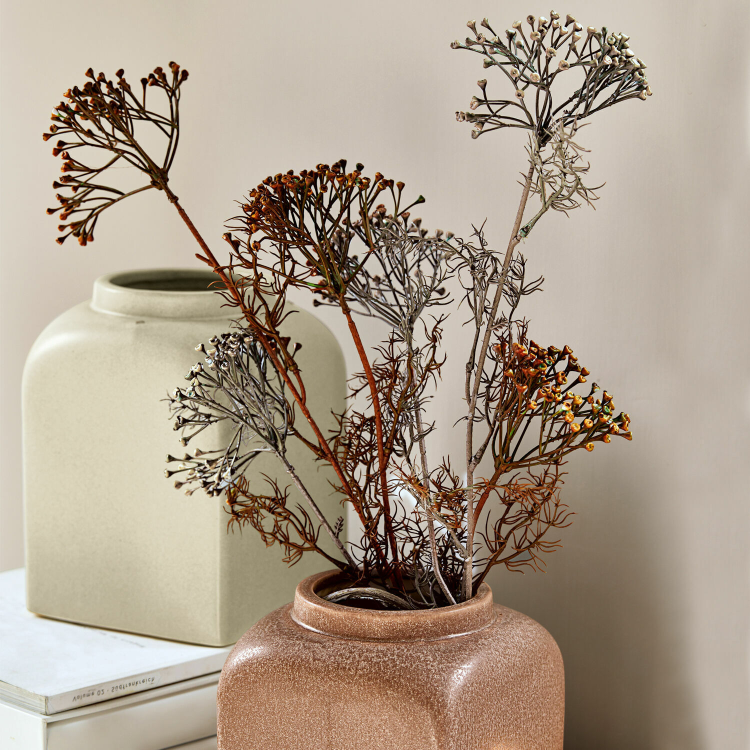 Deko-Blume 4er Set Jennings Braune Keramikvase mit getrockneten Blumen vor beiger Dekoration und Büchern