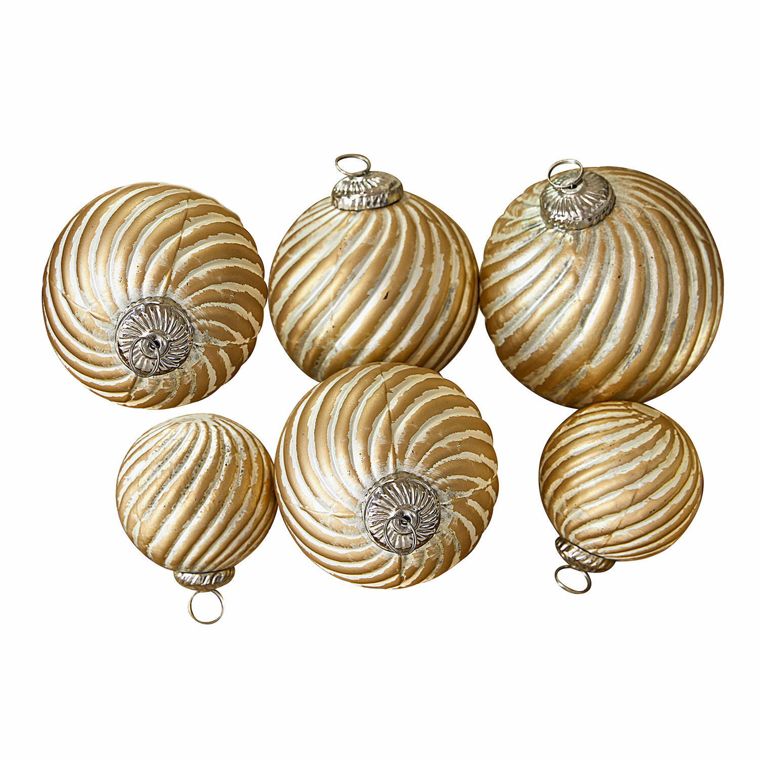 Weihnachtskugeln 6er Set Frasetta Set mit sechs goldfarbenen Christbaumkugeln mit weißen Spiralmustern und Metallhaken