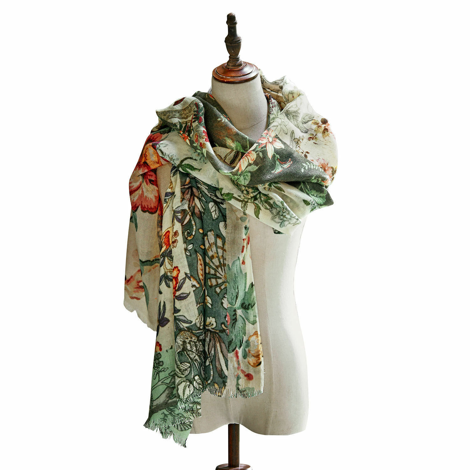 Schal Garnay Grosser Schal mit floralem Muster in Grün- und Cremetönen, weiches Material, modisches Accessoire