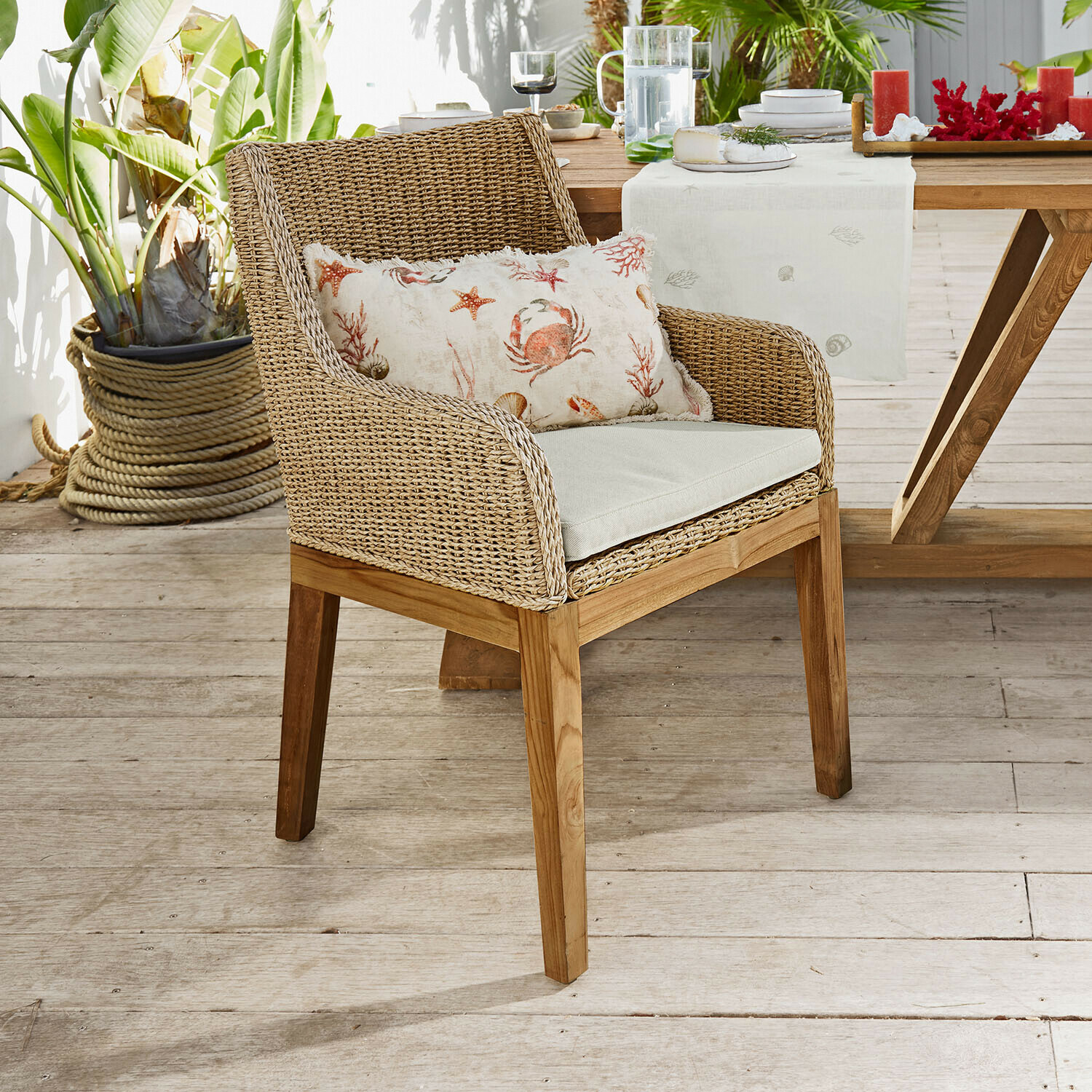Stuhl Olvira Stuhl aus Rattan und Teakholz mit hellem Sitzkissen und maritimem Dekokissen für Terrasse