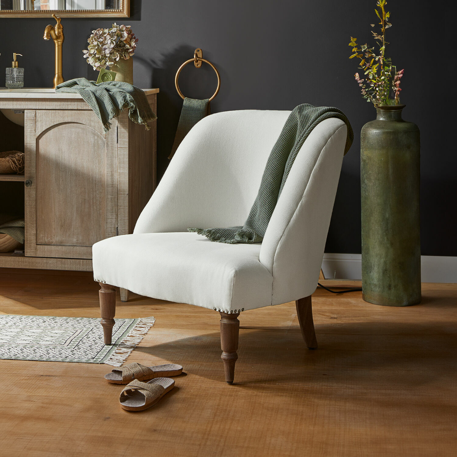 Sessel Maplewood Weiss gepolsterter Sessel mit Holzbeinen und grünem Plaid in modernem Raum