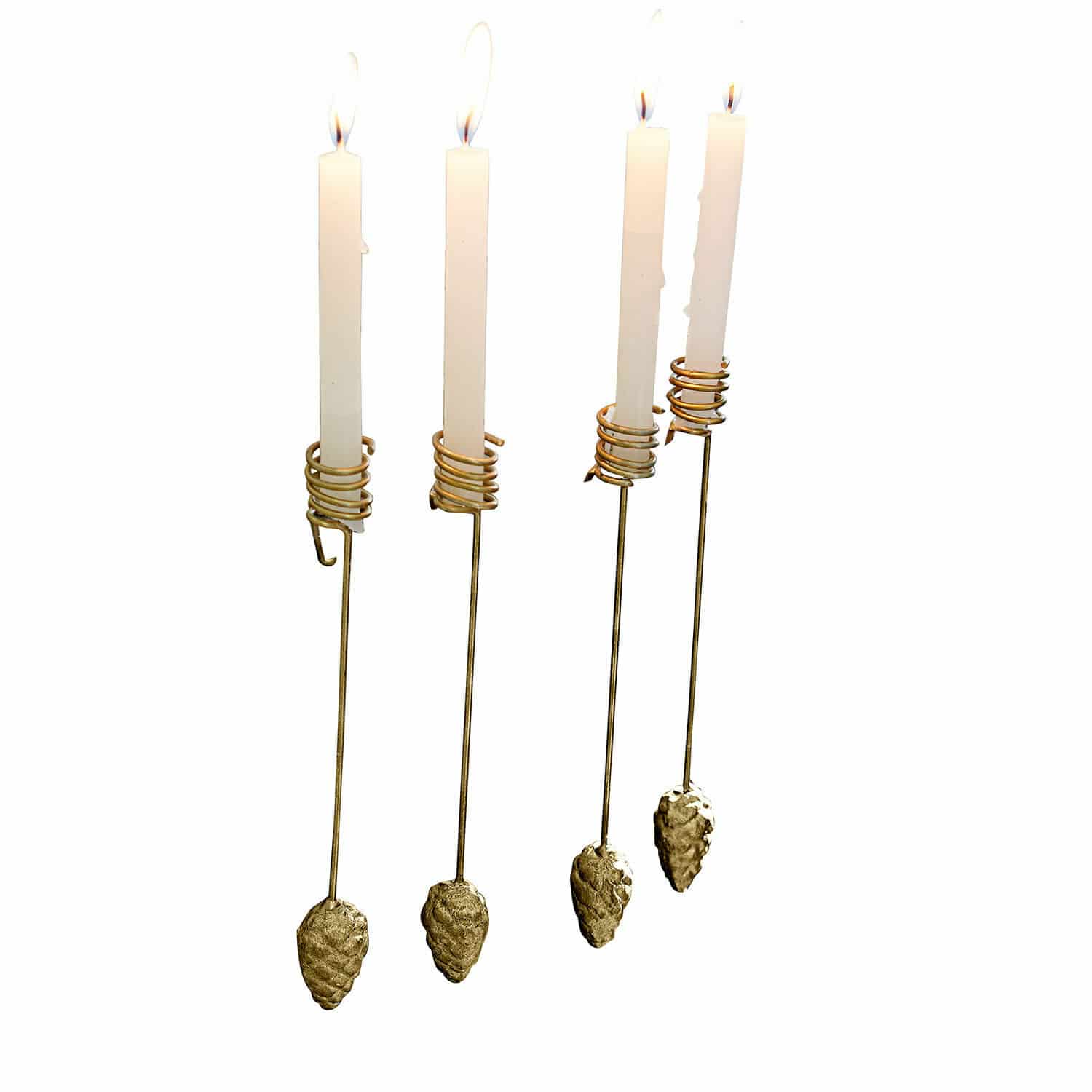 Kerzenhalter 4er Set Norélie Vier goldene Kerzenhalter mit Metallzapfen und weissen Kerzen als stilvolle Wohnaccessoires