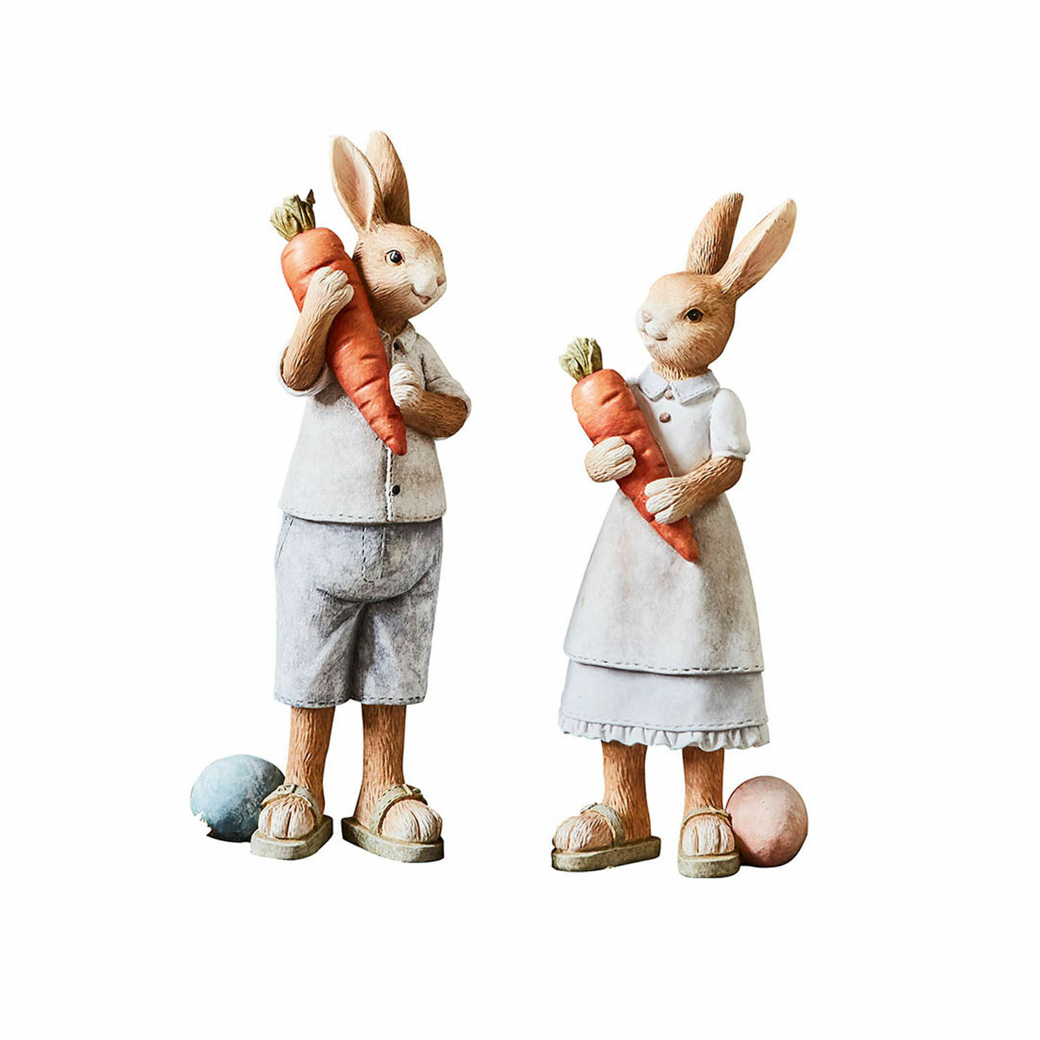 Hase 2er Set Gimont Figuren aus Hasenmaterial in hellen Kleidern mit orangen Karotten, österliche Dekoration