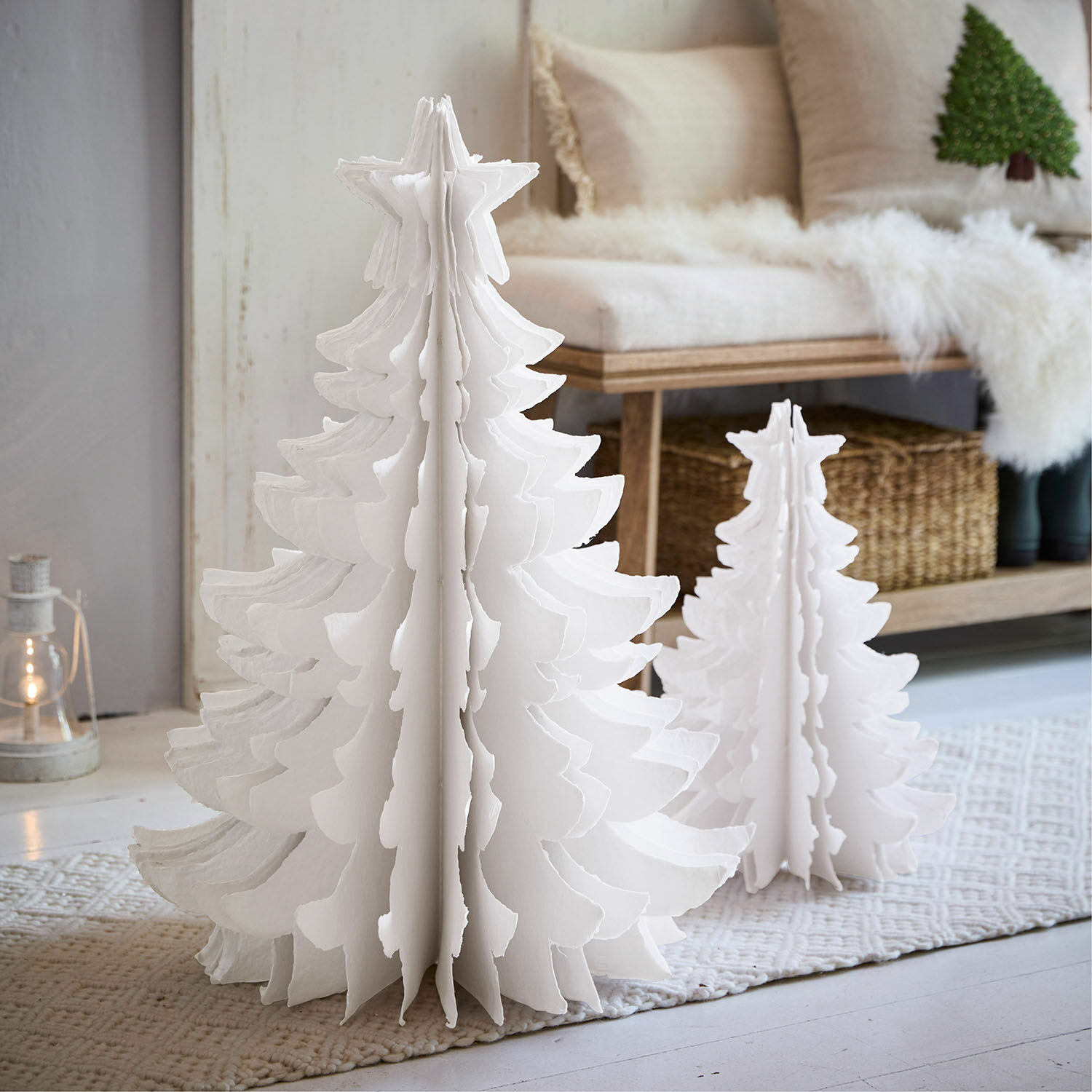 Deko-Baum 2er Set Amuré Zwei weisse Papier-Weihnachtsbäume in verschiedenen Grössen auf Teppich in hellem Raum