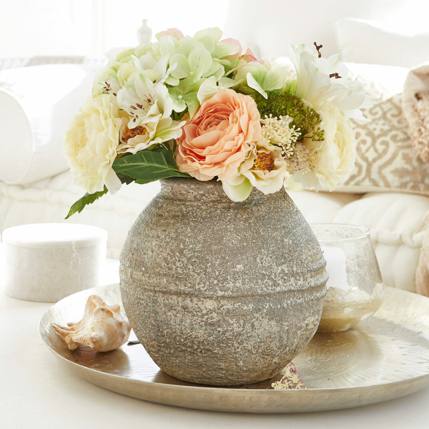 Deko-Vase Singnesse Dekorative graue Steinvase mit cremefarbenen und pfirsichfarbenen Blumen auf einem Tablett