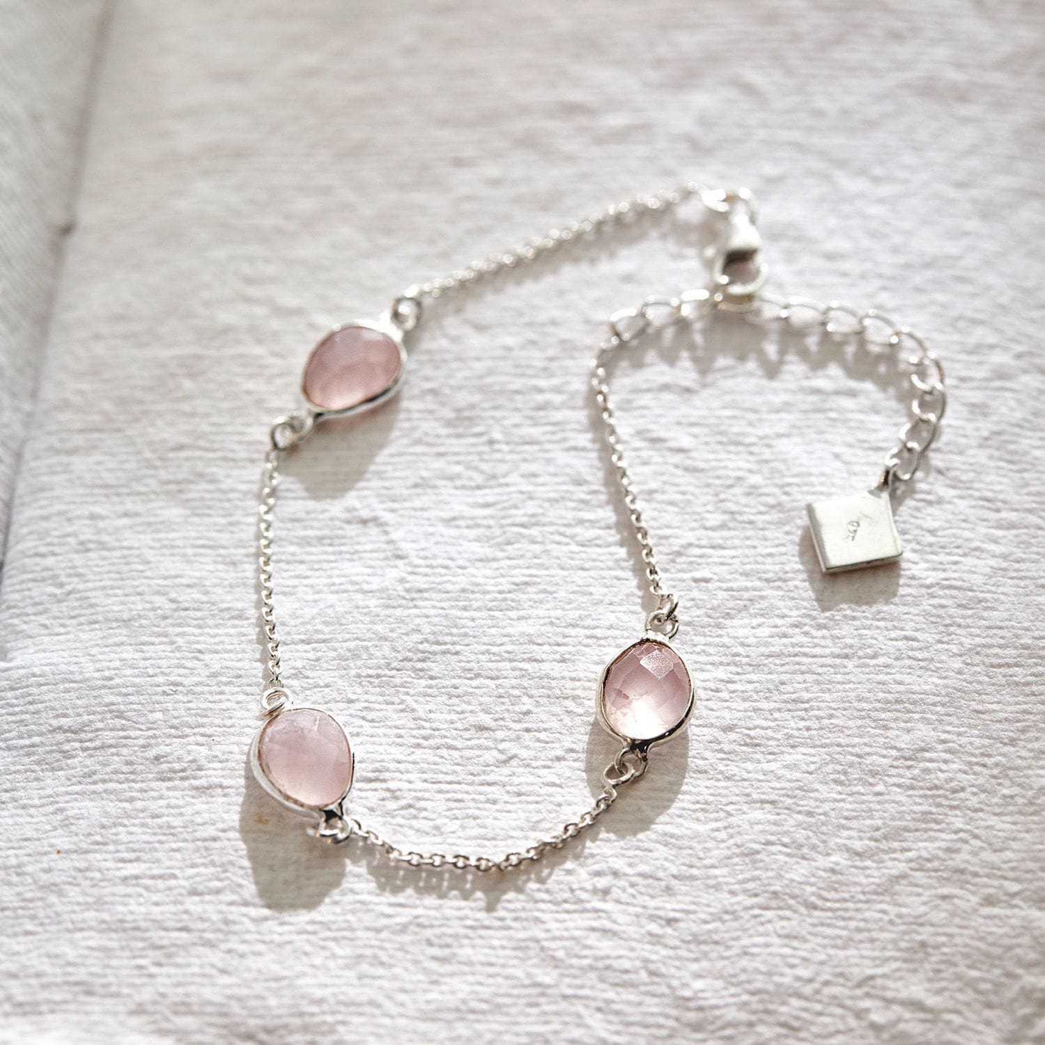 Armband Meadow Feines Silberarmband mit rosa Steinen, eleganter Damenschmuck.