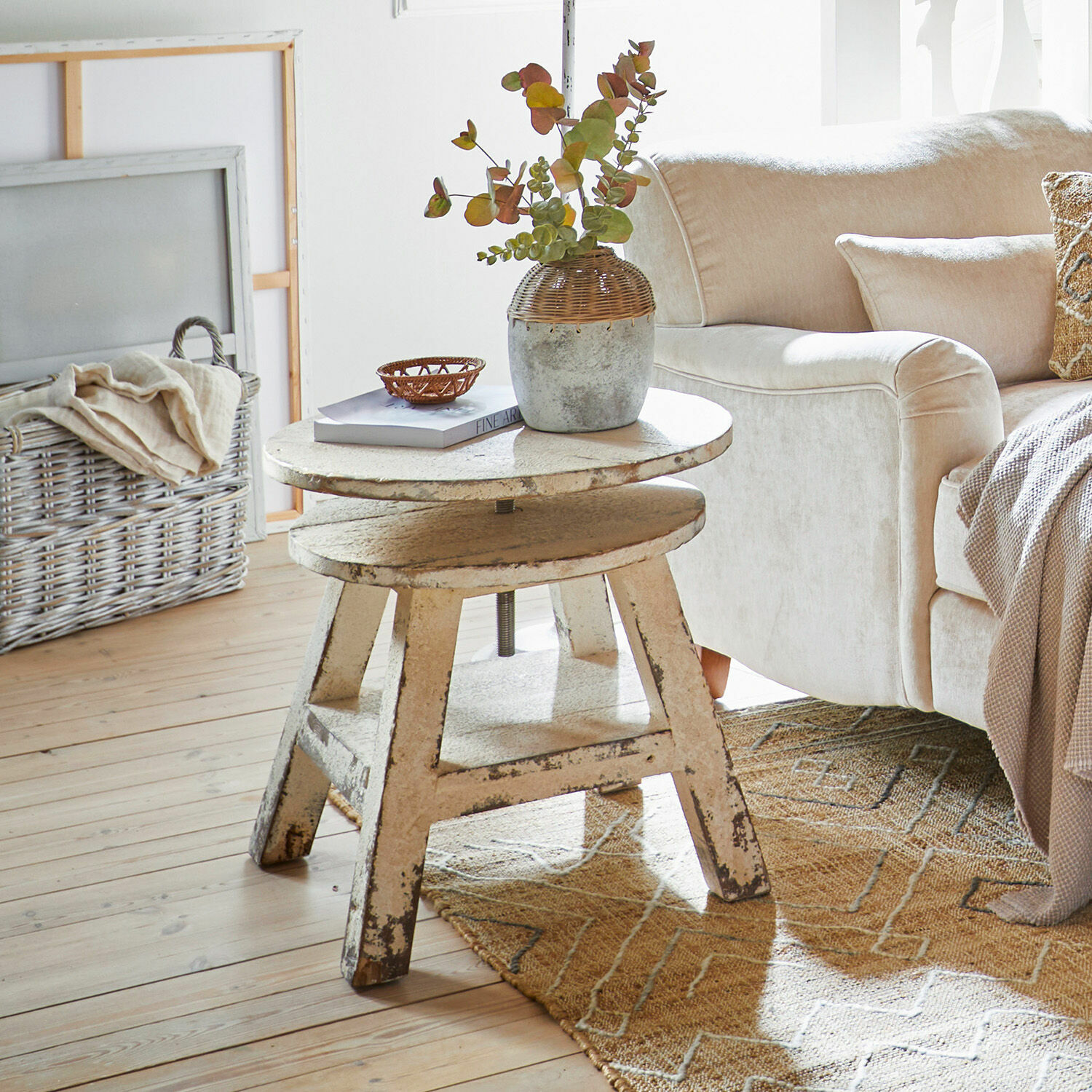 Beistelltisch Commeren Vintage-Beistelltisch aus Holz in Cremetönen neben hellem Sofa und gemustertem Teppich
