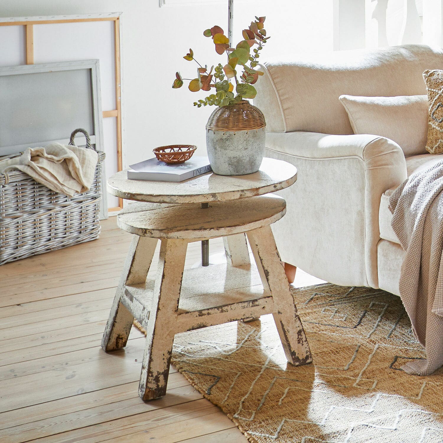 Beistelltisch Commeren Vintage-Beistelltisch aus Holz in Cremetönen neben hellem Sofa und gemustertem Teppich