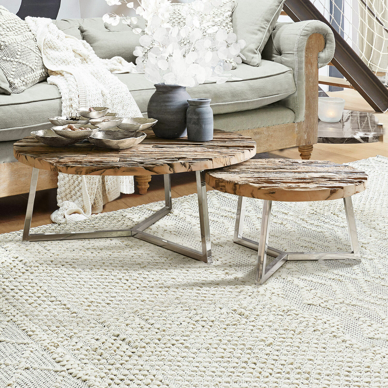 Couchtisch 2er Set Nevada Zwei Couchtische mit Holzplatten und Metallbeinen auf hellem Teppich im Wohnzimmer