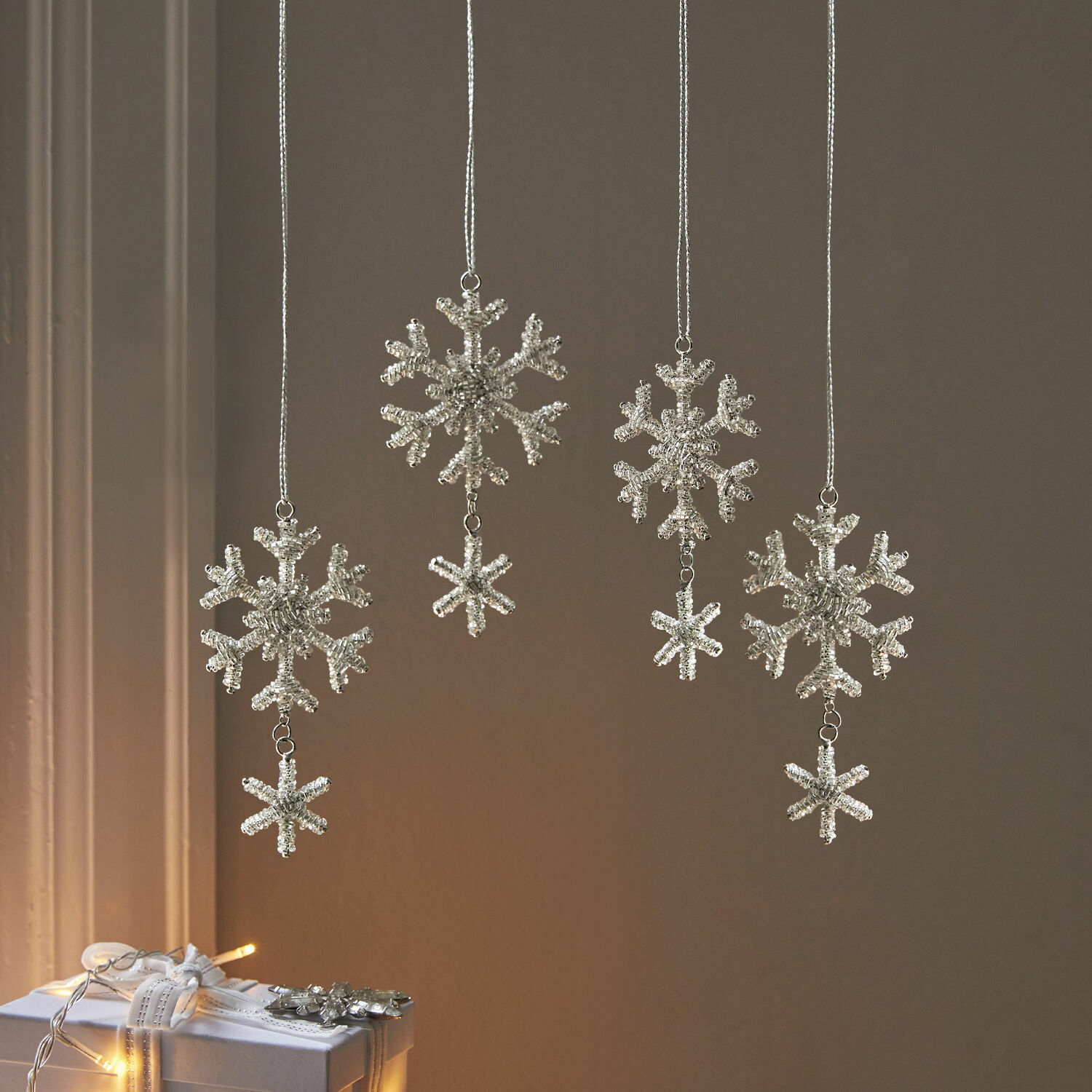 Weihnachtsschmuck 4er Set Kiresta Set aus silbernen Schneeflocken-Weihängern mit Kordeln zum Aufhängen