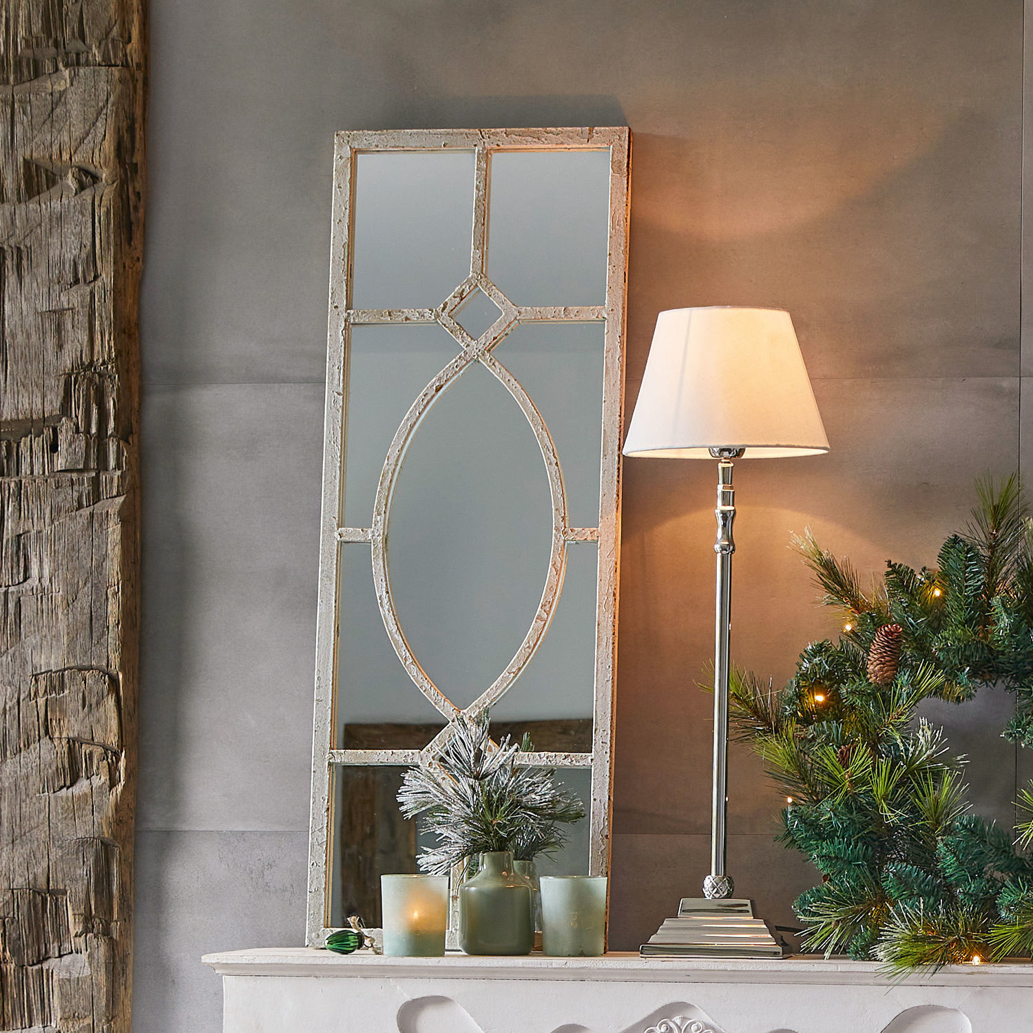 Spiegel Millery Dekorativer Spiegel mit weissem Vintage-Rahmen auf Kaminsims mit Lampe und Weihnachtskranz