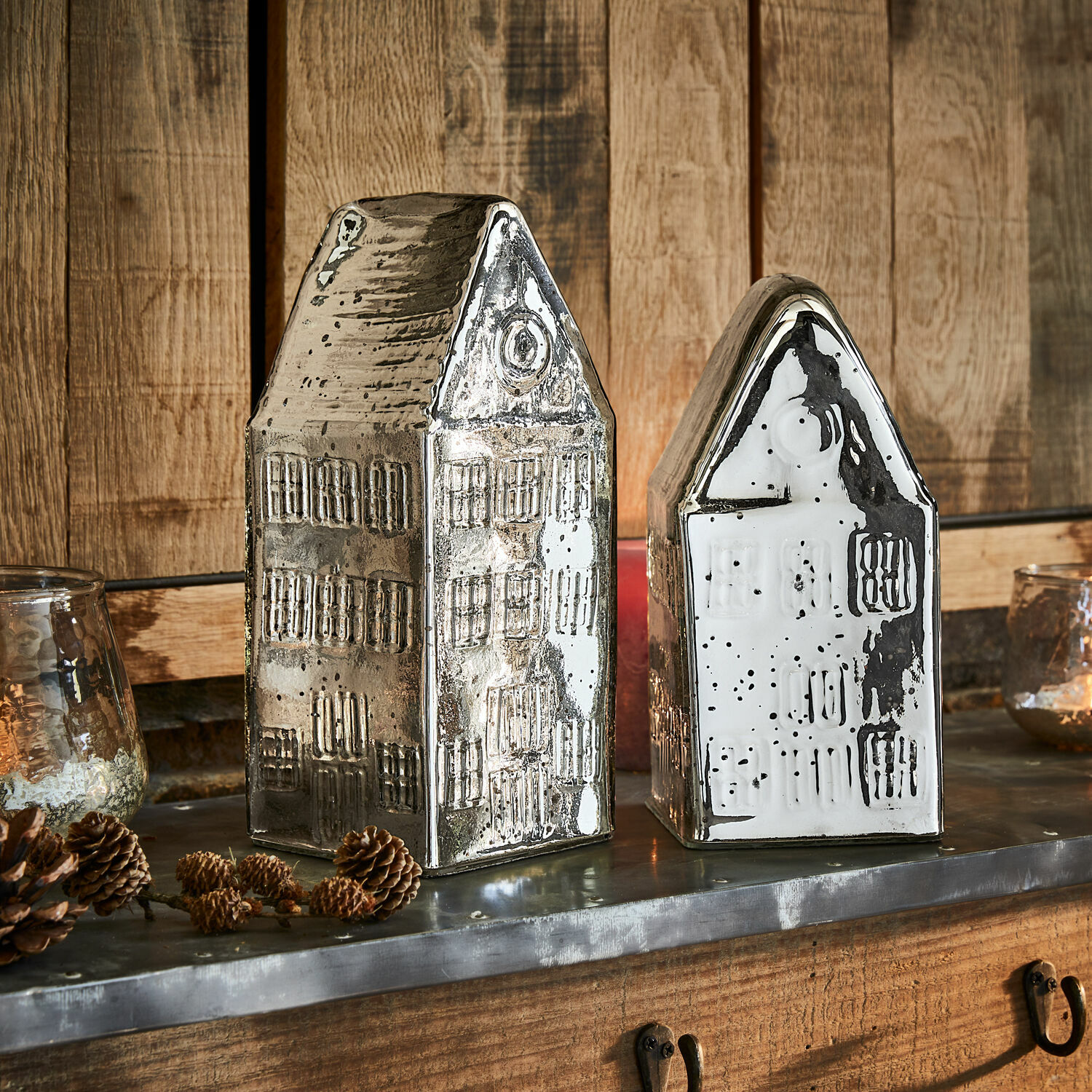 Deko-Haus 2er Set Langridge Dekorative Keramikhäuser in Silber und Weiss auf Holzuntergrund, Wohnaccessoire