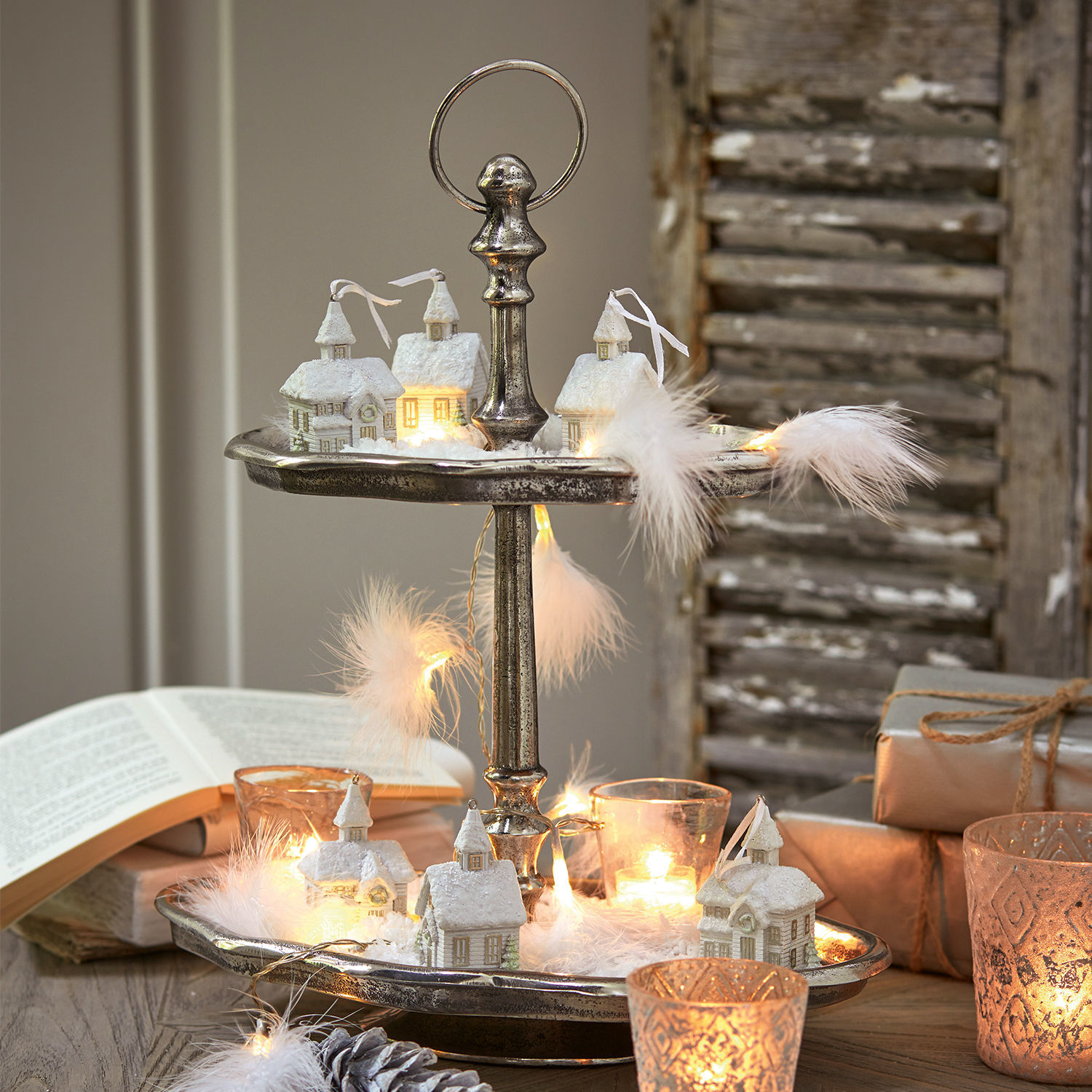 Etagere Barberie Zweistöckige Metalletagere mit weissen Häuschen-Dekorationen und LED-Lichterkette für festliche Weihnachtsdeko