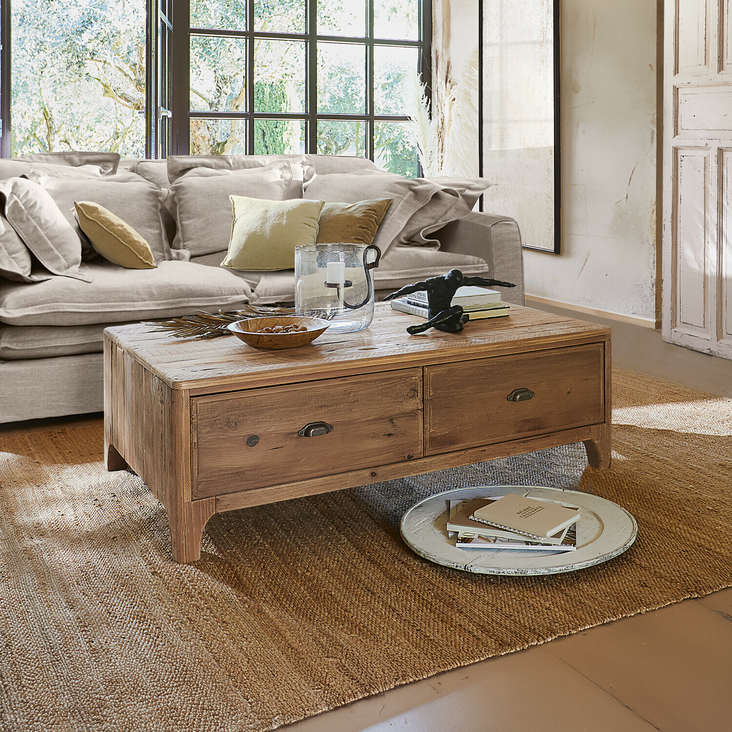 Couchtisch Wittfield Couchtisch aus Naturholz mit Schubladen auf Teppich in hellem Wohnzimmer mit weissem Sofa