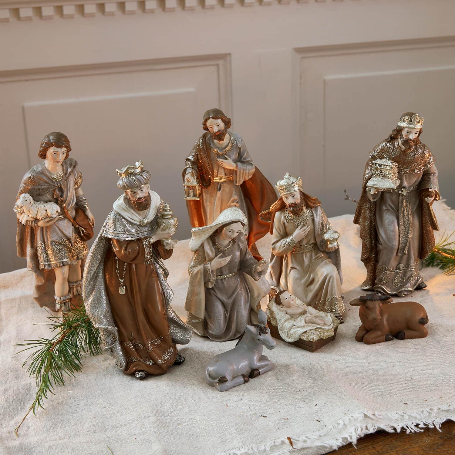 Krippenfiguren-Set aus Harz in Braun- und Grautönen auf Leinentuch für Weihnachtsdekoration