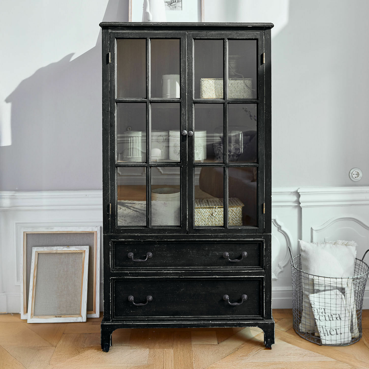 Schrank Jarrowfield Schwarze Holzvitrine mit Glastüren und zwei Schubladen für stilvolle Aufbewahrung im Wohnzimmer.
