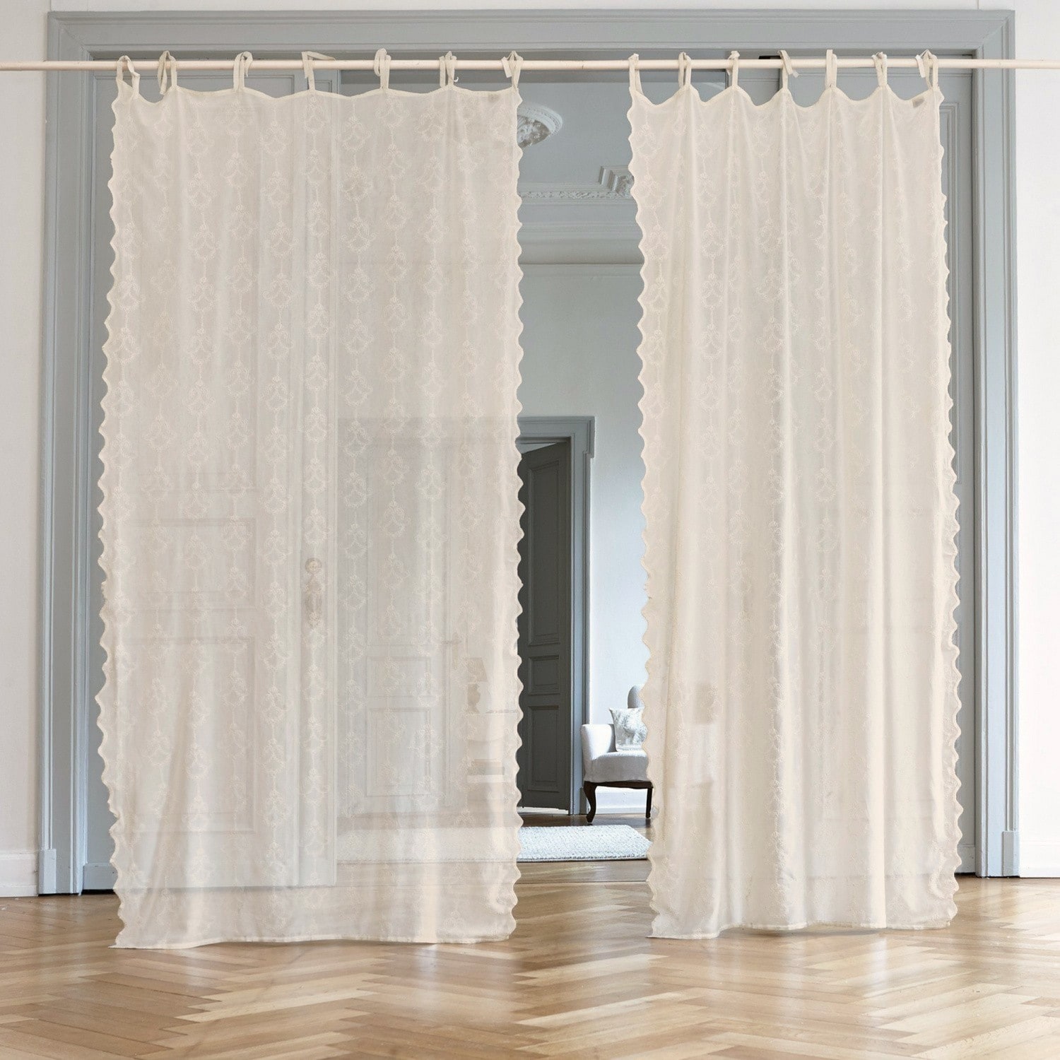 Gardine Faumont Transparente, cremefarbene Vorhänge mit feinem Muster aus leichtem Stoff für eine elegante Raumdekoration
