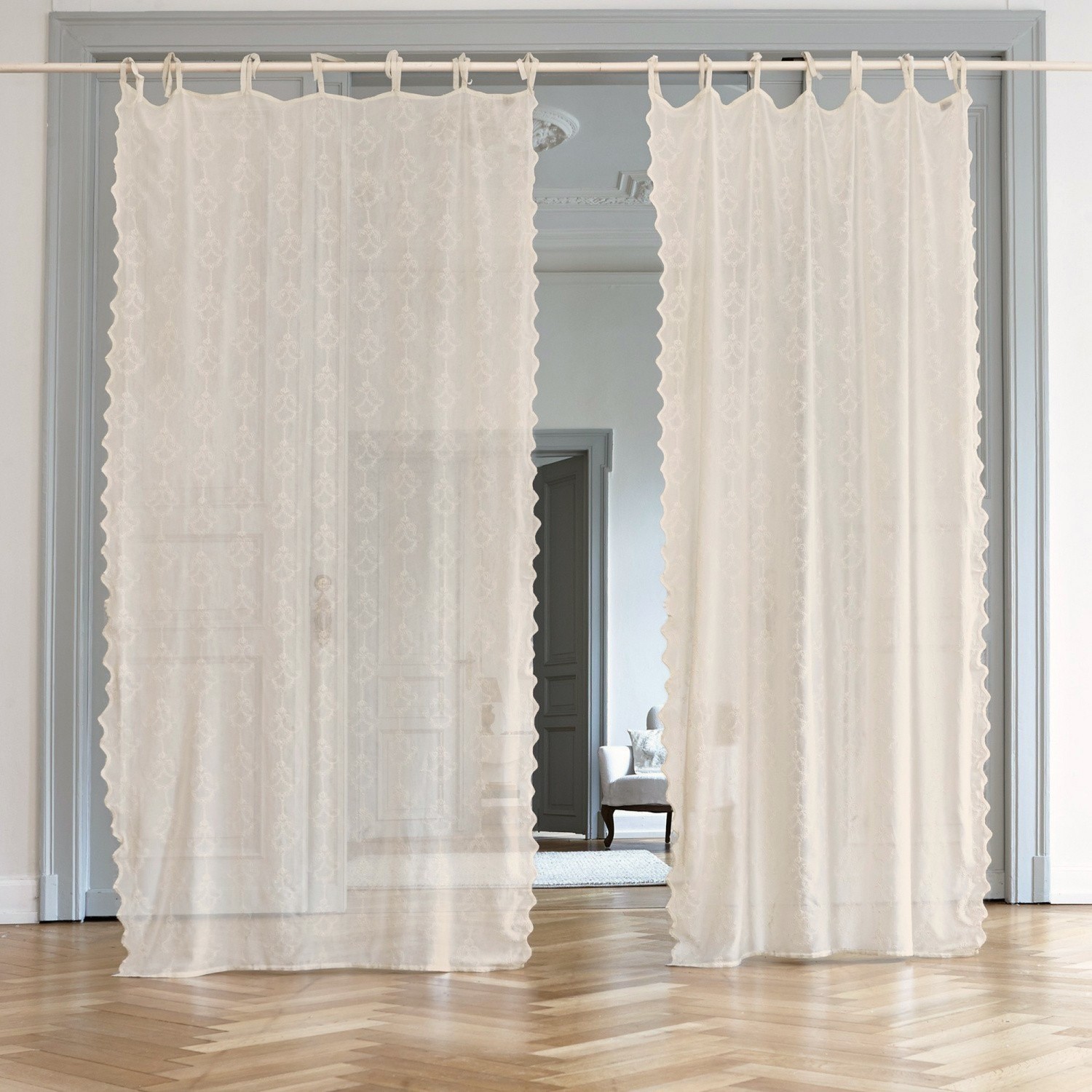 Gardine Faumont Transparente, cremefarbene Vorhänge mit feinem Muster aus leichtem Stoff für eine elegante Raumdekoration