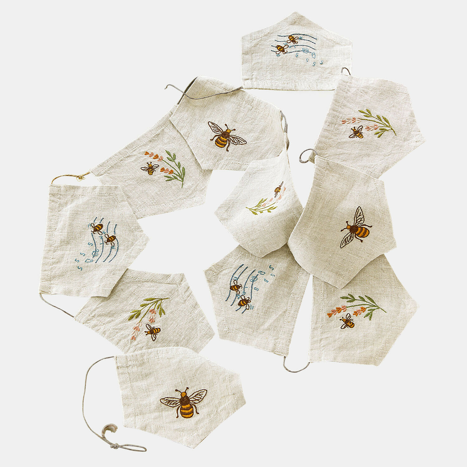 Wimpelgirlande Fluttery Leinen-Gesichtsmasken in hellem Naturton mit bestickten Bienen und Blumenmotiven, dekoratives Set