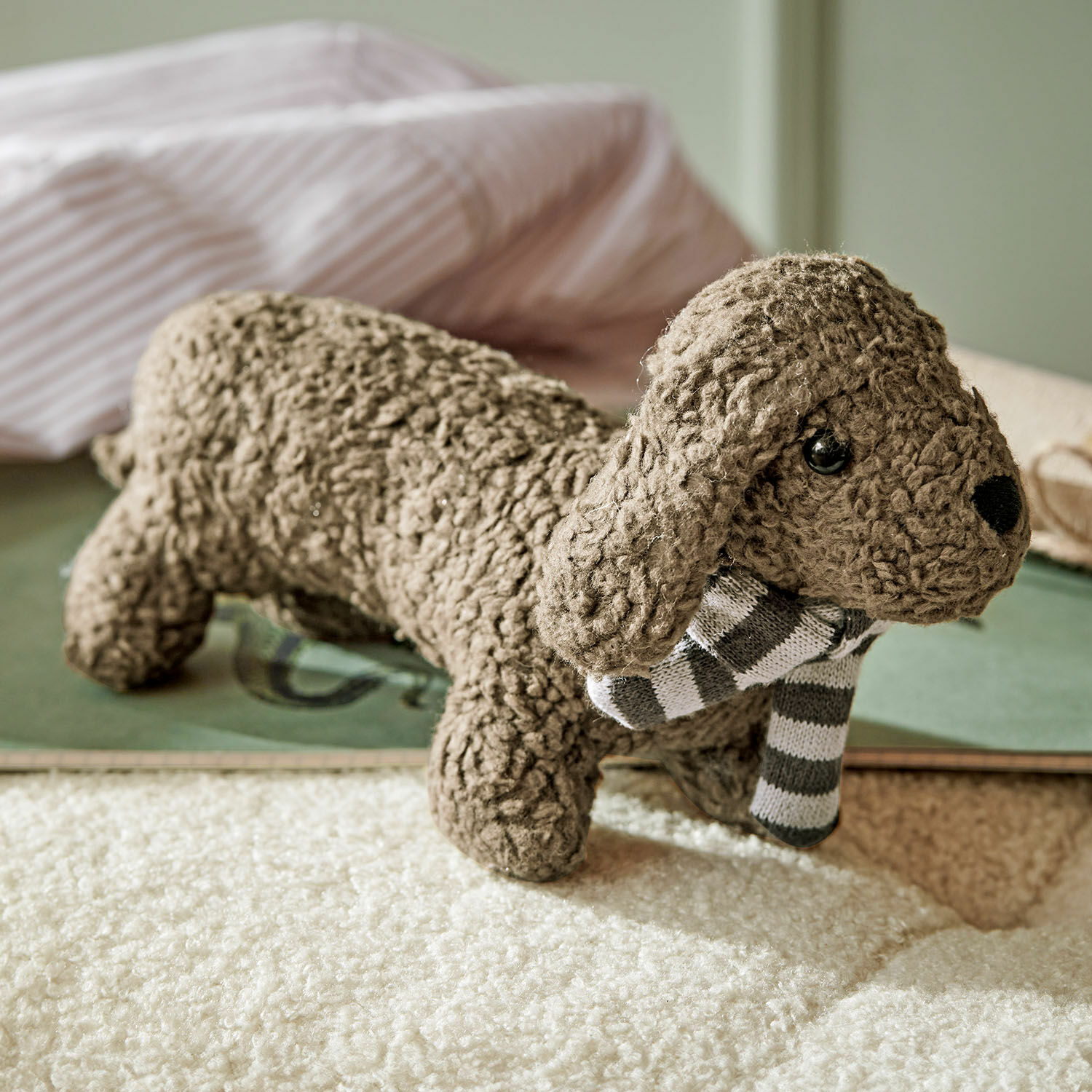 Rassel-Stofftier Frolicks Brauner Plüschhund aus weichem Material mit grau-weiss gestreiftem Schal, Kinderzimmerdekoration