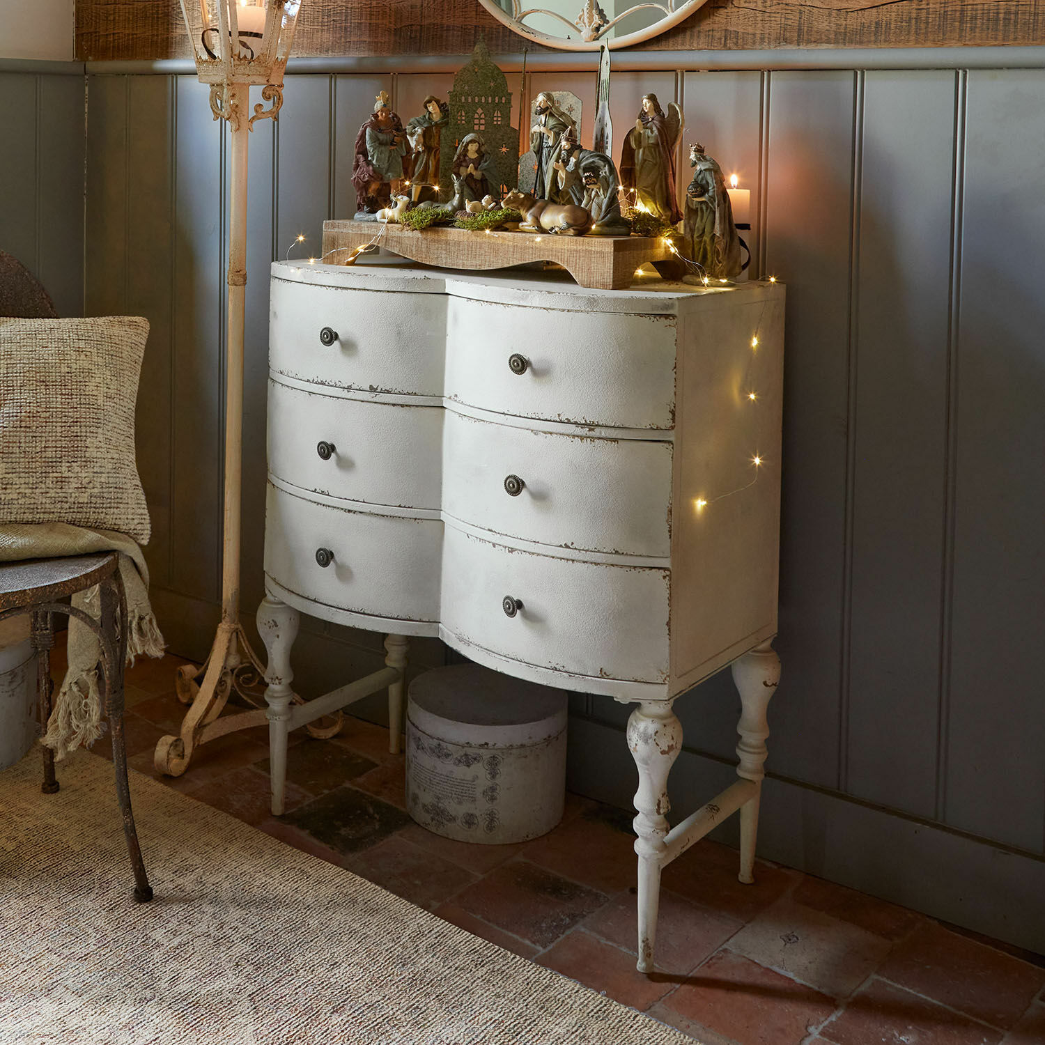 Kommode Douce Vallée Weisse Metallkommode im Vintage-Stil mit sechs Schubladen, Weihnachtsdekoration und LED-Lichterkette