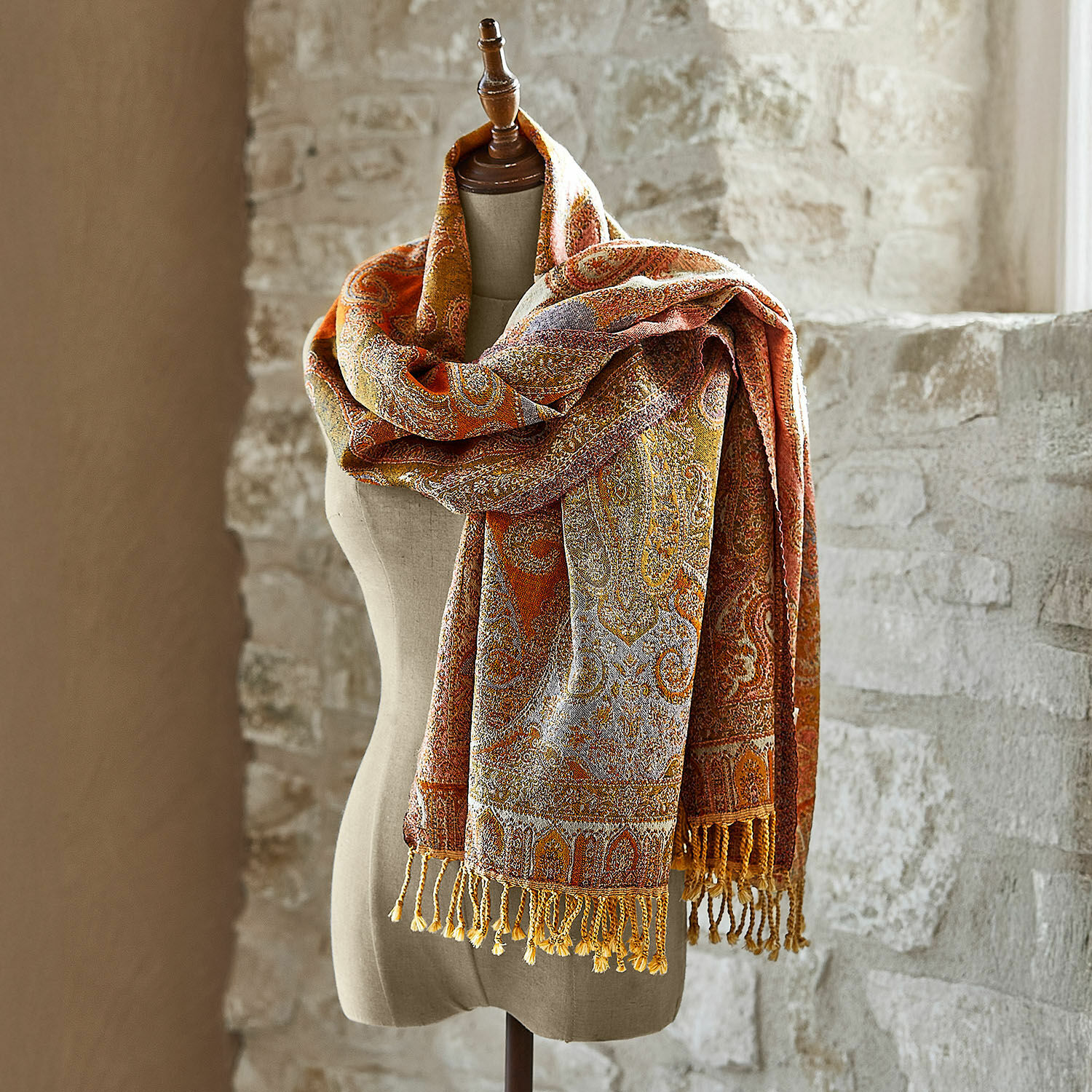 Schal Kifah Grosser Schal mit Paisley-Muster in warmen Orange- und Gelbtönen, weiches Material mit Fransen