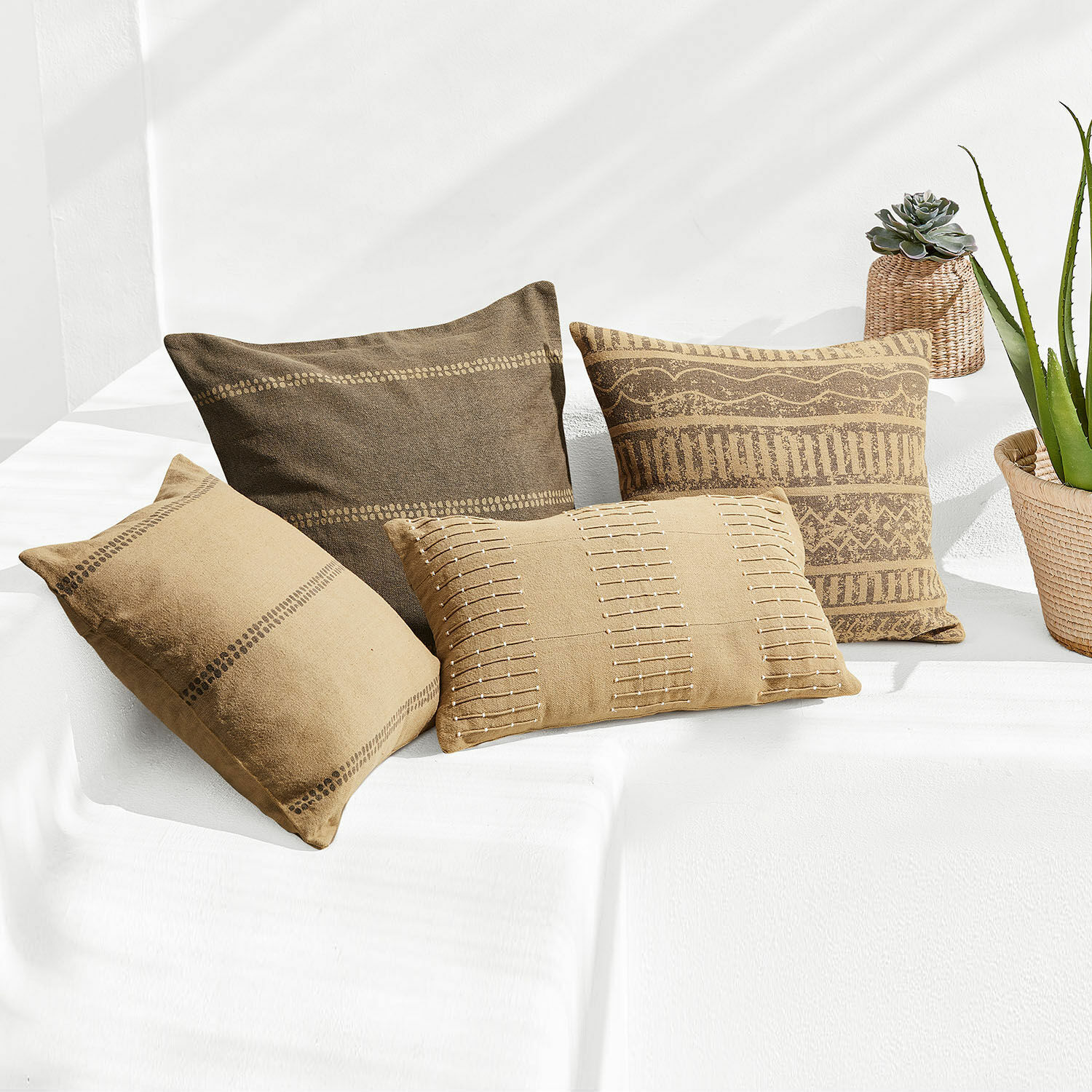 Kissenhülle 4er Set Patti Set mit vier dekorativen Baumwollkissen in Brauntönen mit geometrischen Mustern