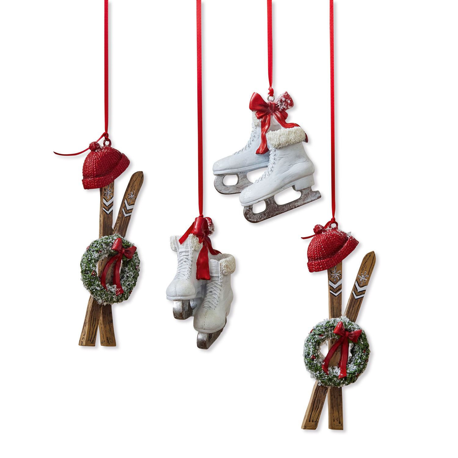 Anhänger 4er Set Papeta Set mit Weihnachtsanhängern mit weissen Schlittschuhen, Holzskiern, grünem Kranz und roten Schleifen