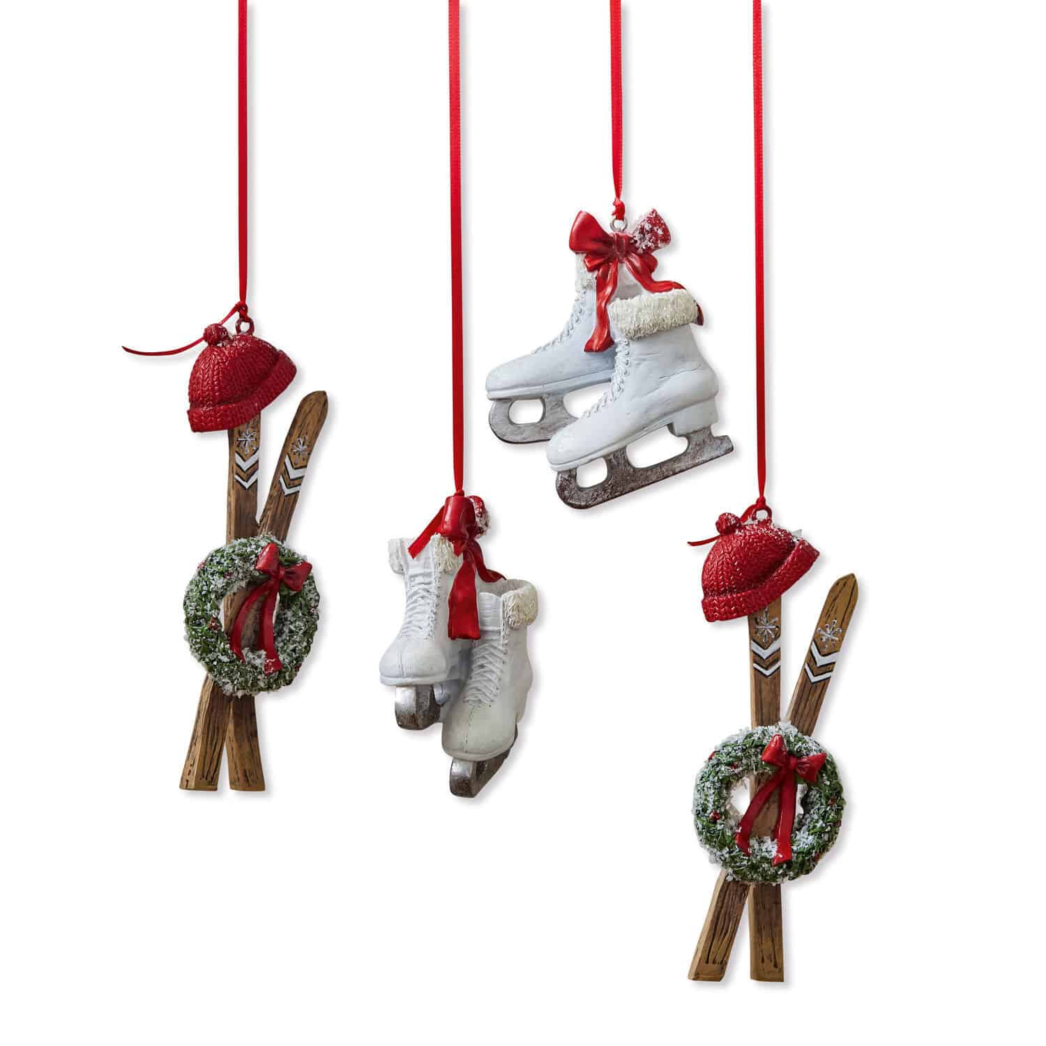 Anhänger 4er Set Papeta Set mit Weihnachtsanhängern mit weissen Schlittschuhen, Holzskiern, grünem Kranz und roten Schleifen