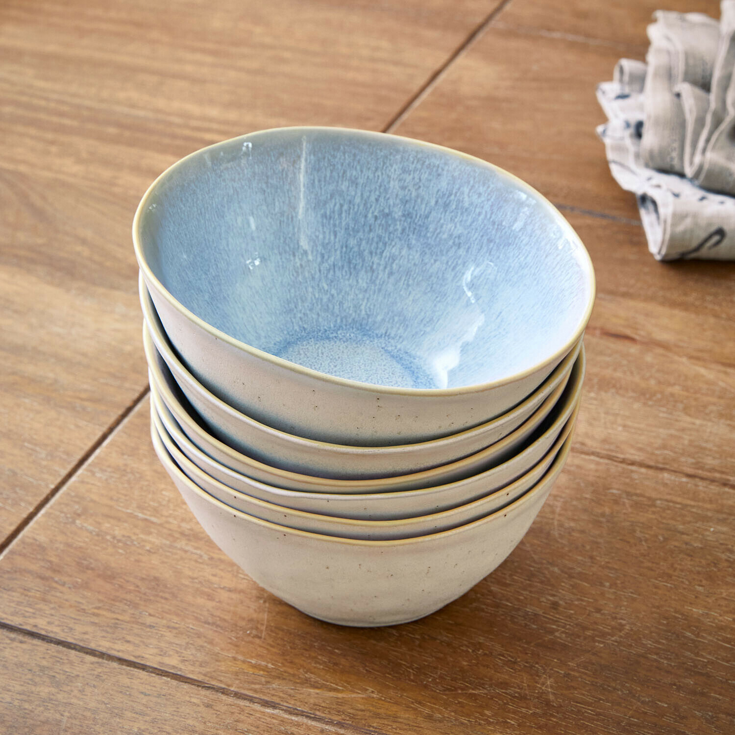 Schüssel 6er Set Vionette Sechser-Set cremefarbener Keramikschalen mit blauem Innenraum auf Holztisch