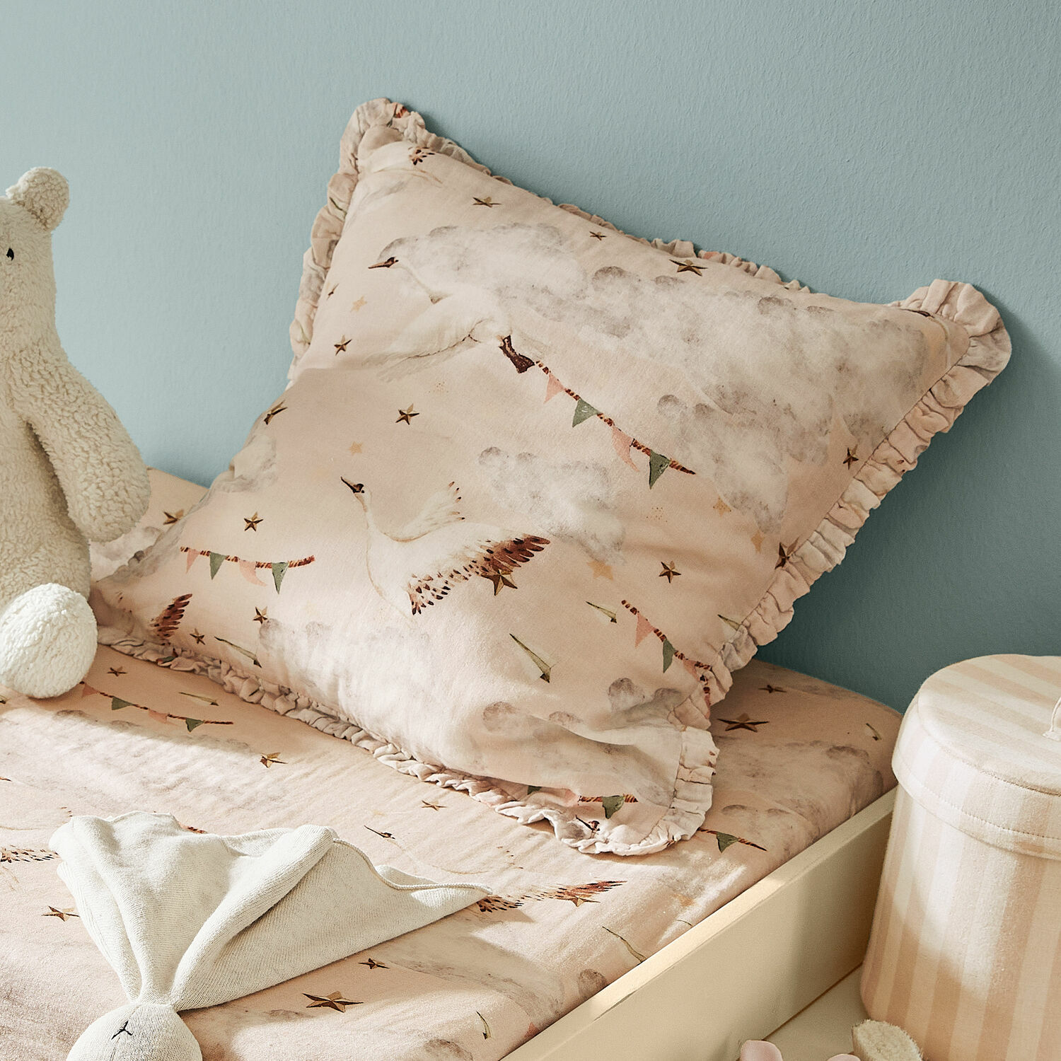 Kissenhülle Bellise Beige Baumwoll-Kissenhülle mit Vogelmotiv und Rüschen, zarte Kinderbettwäsche
